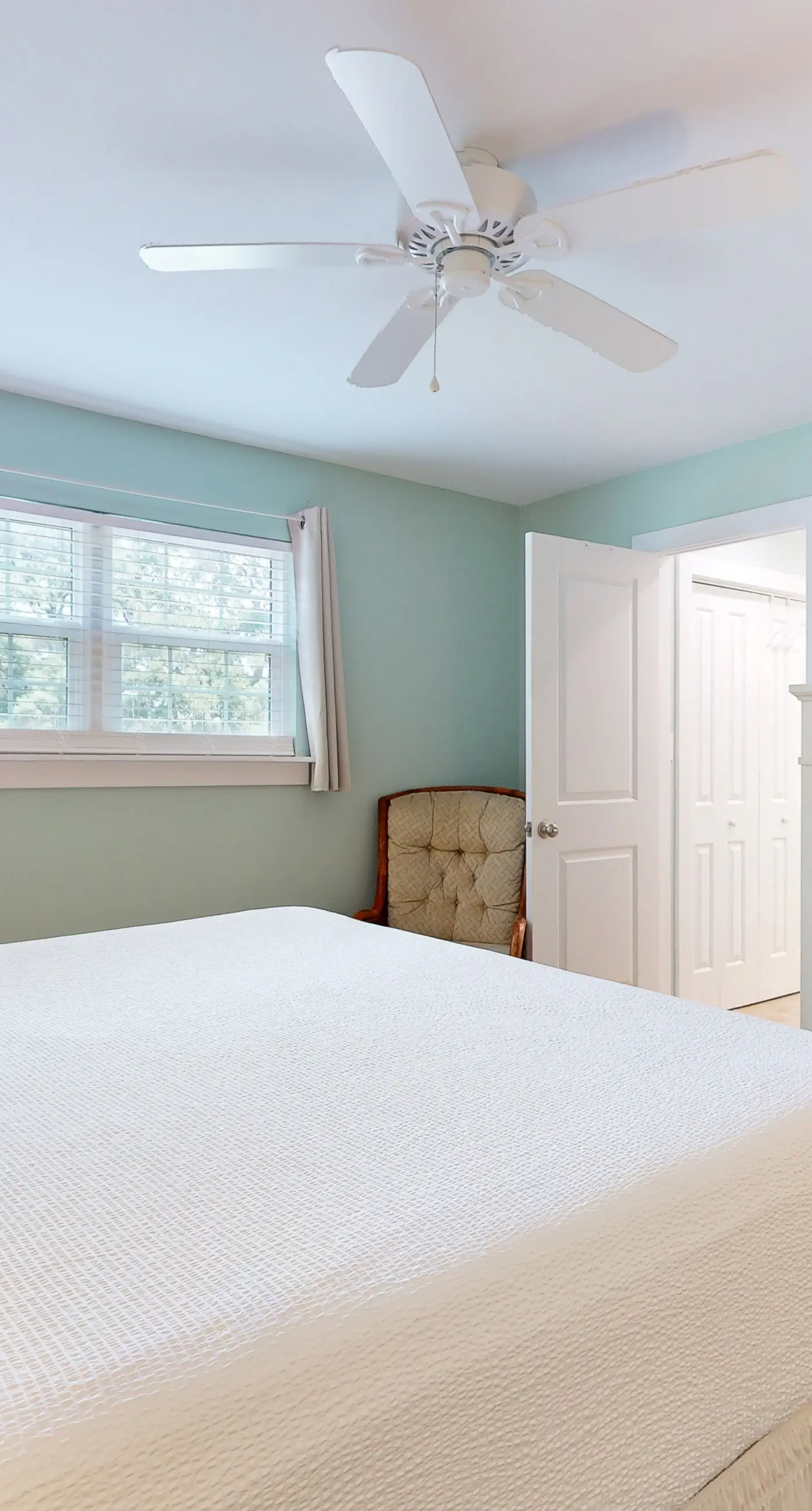 Sunny condo with lake views, outdoor pool, fast WiFi, tennis & central AC