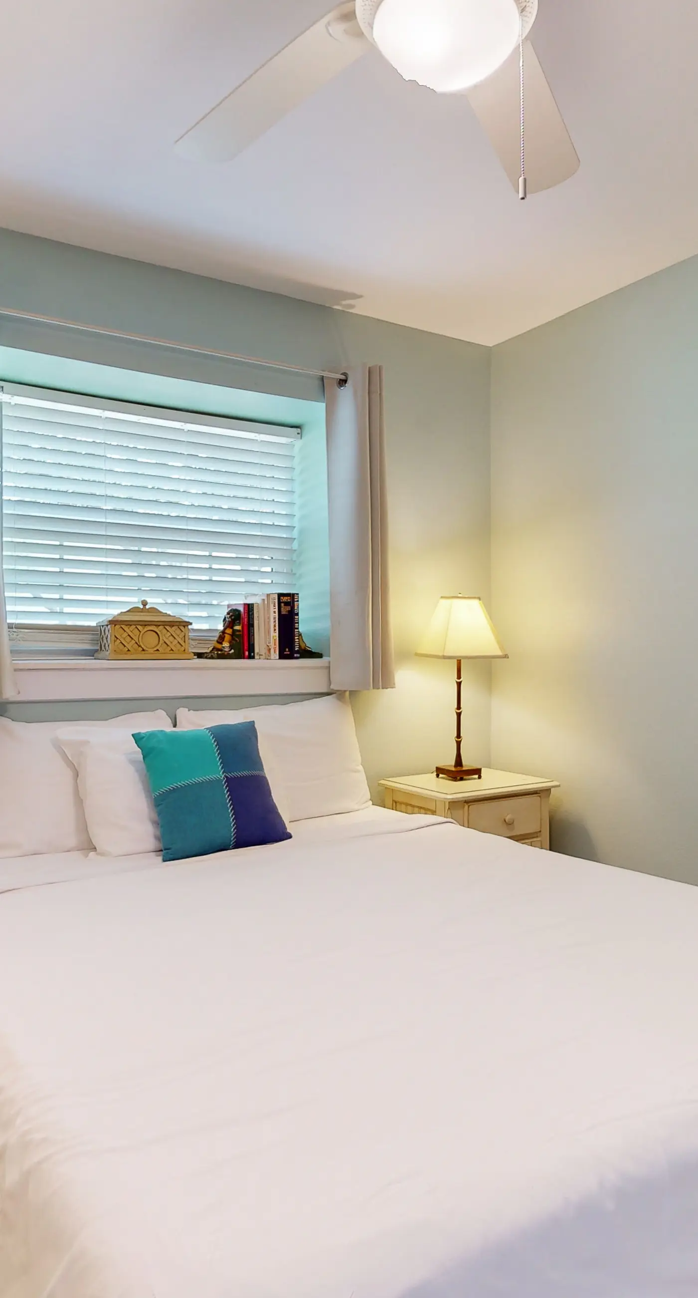 Sunny condo with lake views, outdoor pool, fast WiFi, tennis & central AC