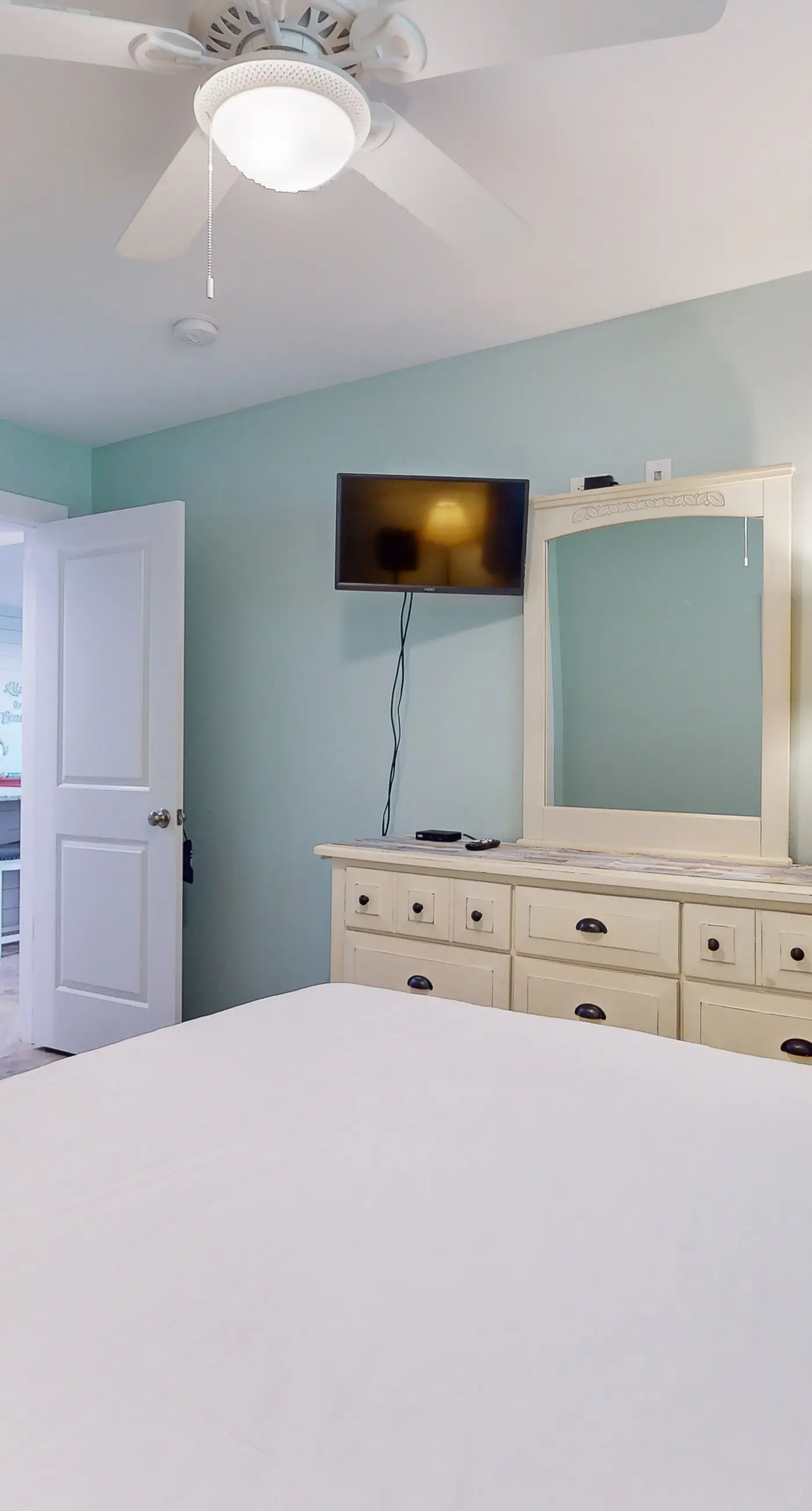 Sunny condo with lake views, outdoor pool, fast WiFi, tennis & central AC