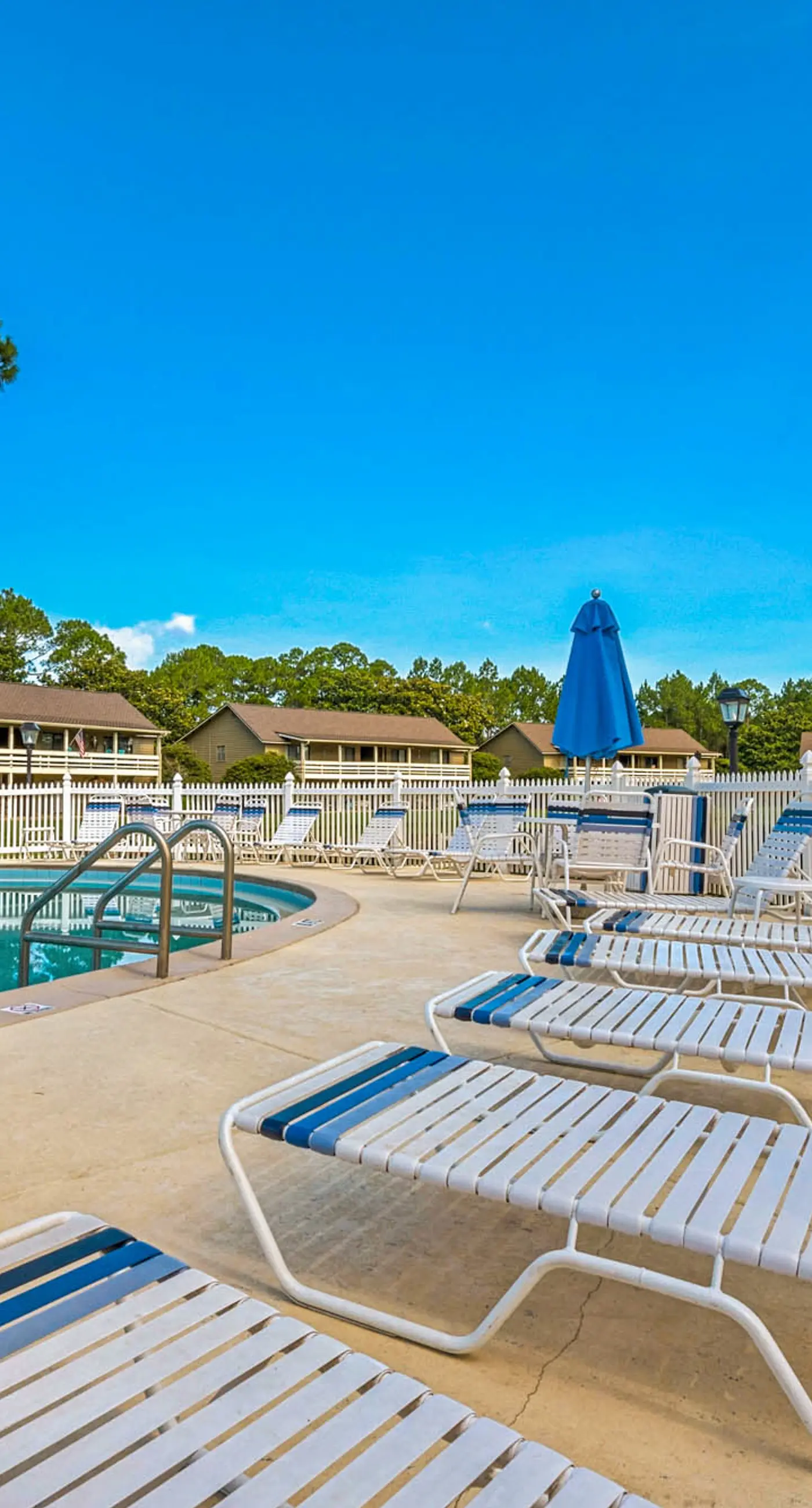 Sunny condo with lake views, outdoor pool, fast WiFi, tennis & central AC