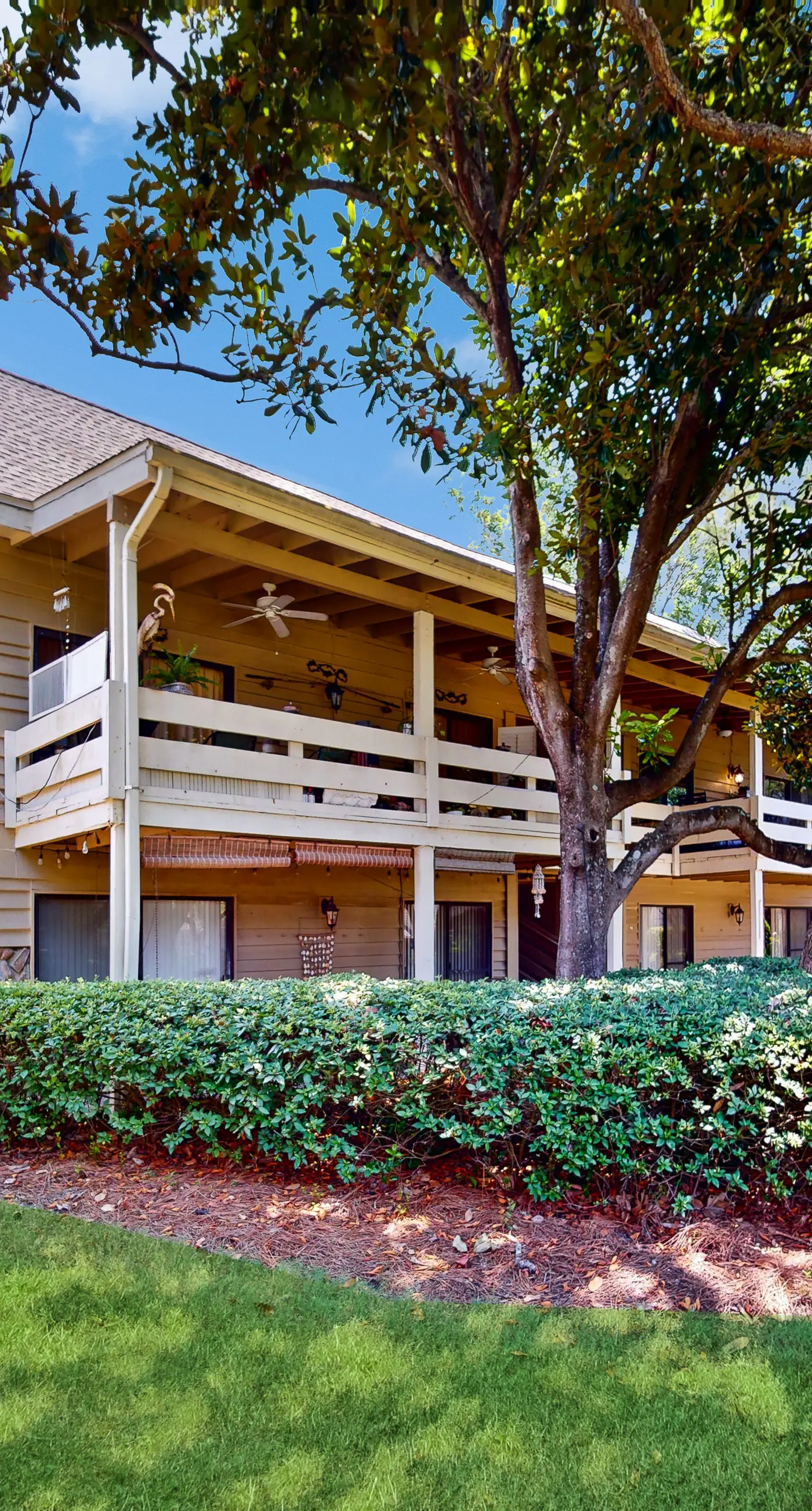 Sunny condo with lake views, outdoor pool, fast WiFi, tennis & central AC
