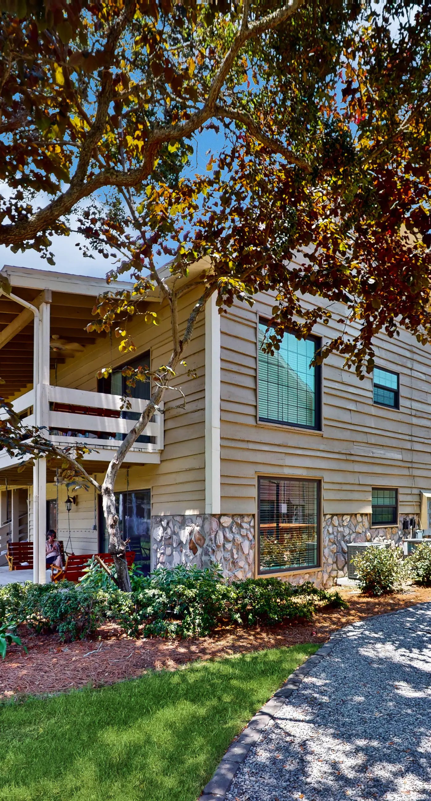 Sunny condo with lake views, outdoor pool, fast WiFi, tennis & central AC
