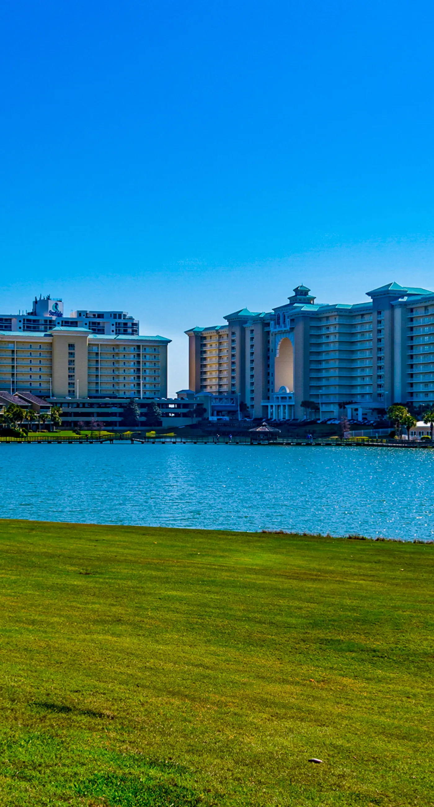 Sunny condo with lake views, outdoor pool, fast WiFi, tennis & central AC