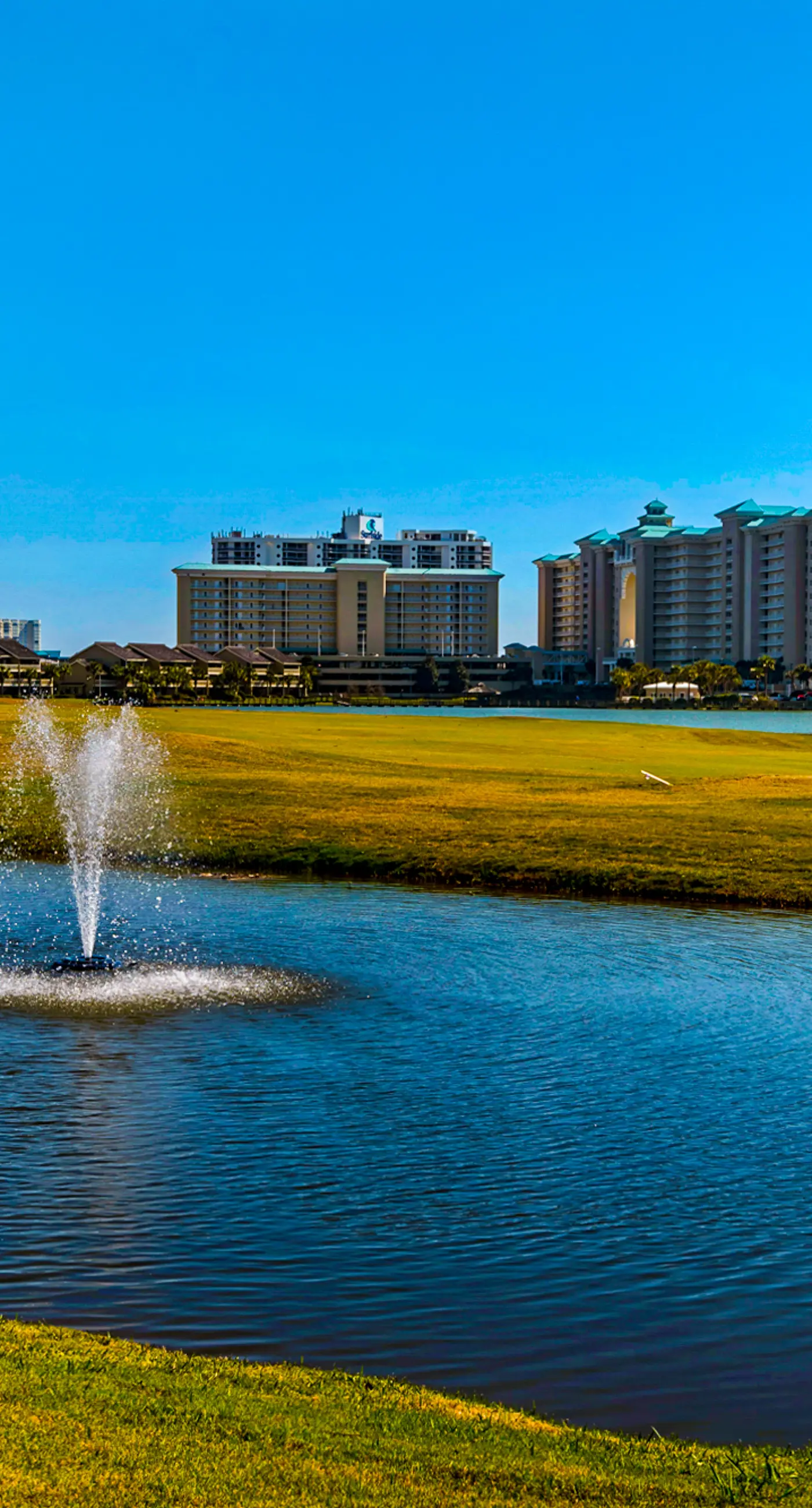 Sunny condo with lake views, outdoor pool, fast WiFi, tennis & central AC