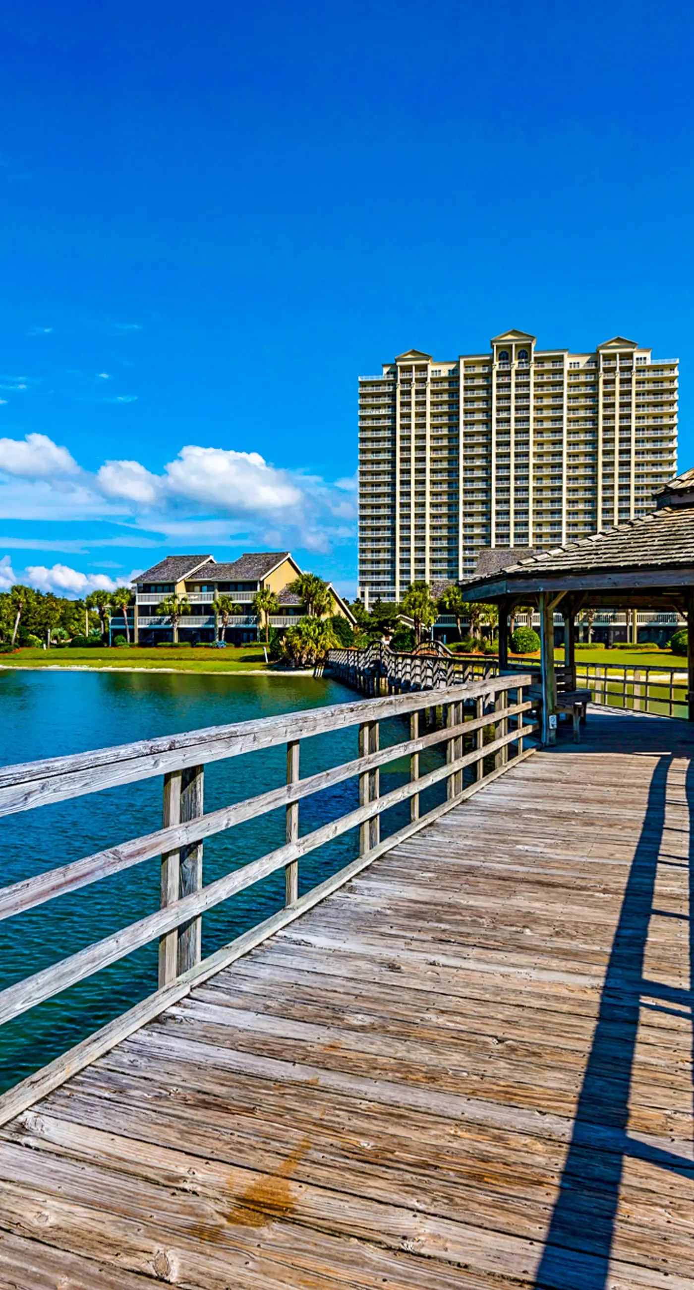 Sunny condo with lake views, outdoor pool, fast WiFi, tennis & central AC