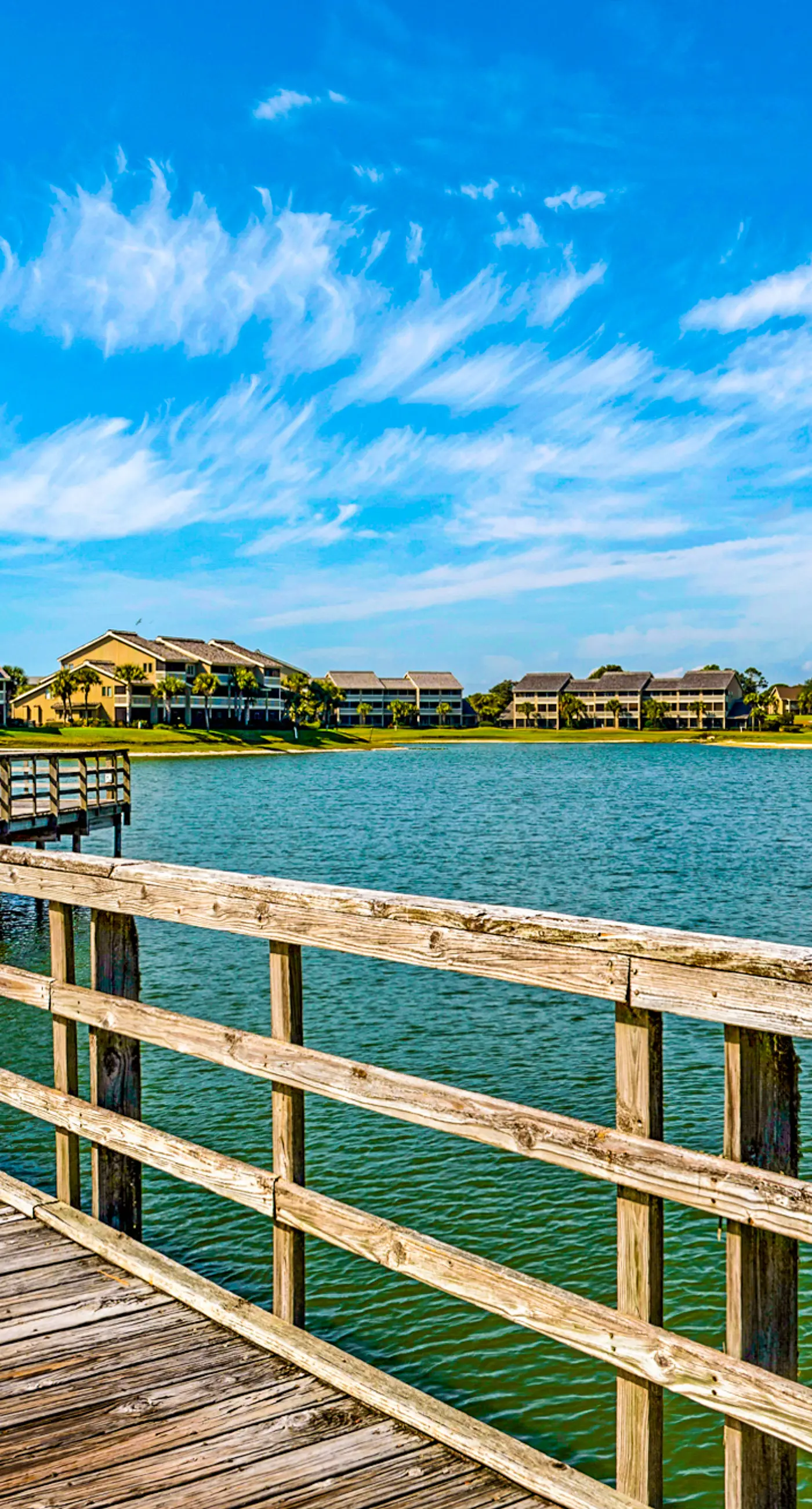 Sunny condo with lake views, outdoor pool, fast WiFi, tennis & central AC