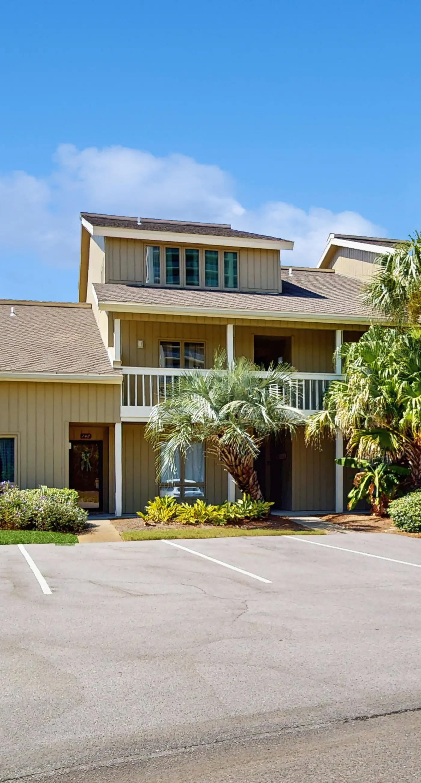 Lakefront condo near the beach with shared pool & two balconies - snowbird friendly