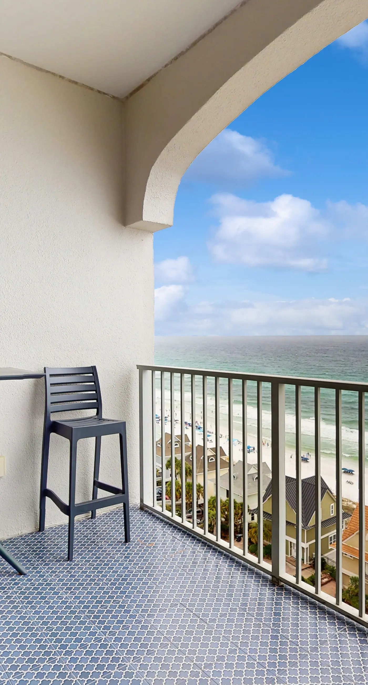 Beautiful and spacious condo with shared pool & beach access