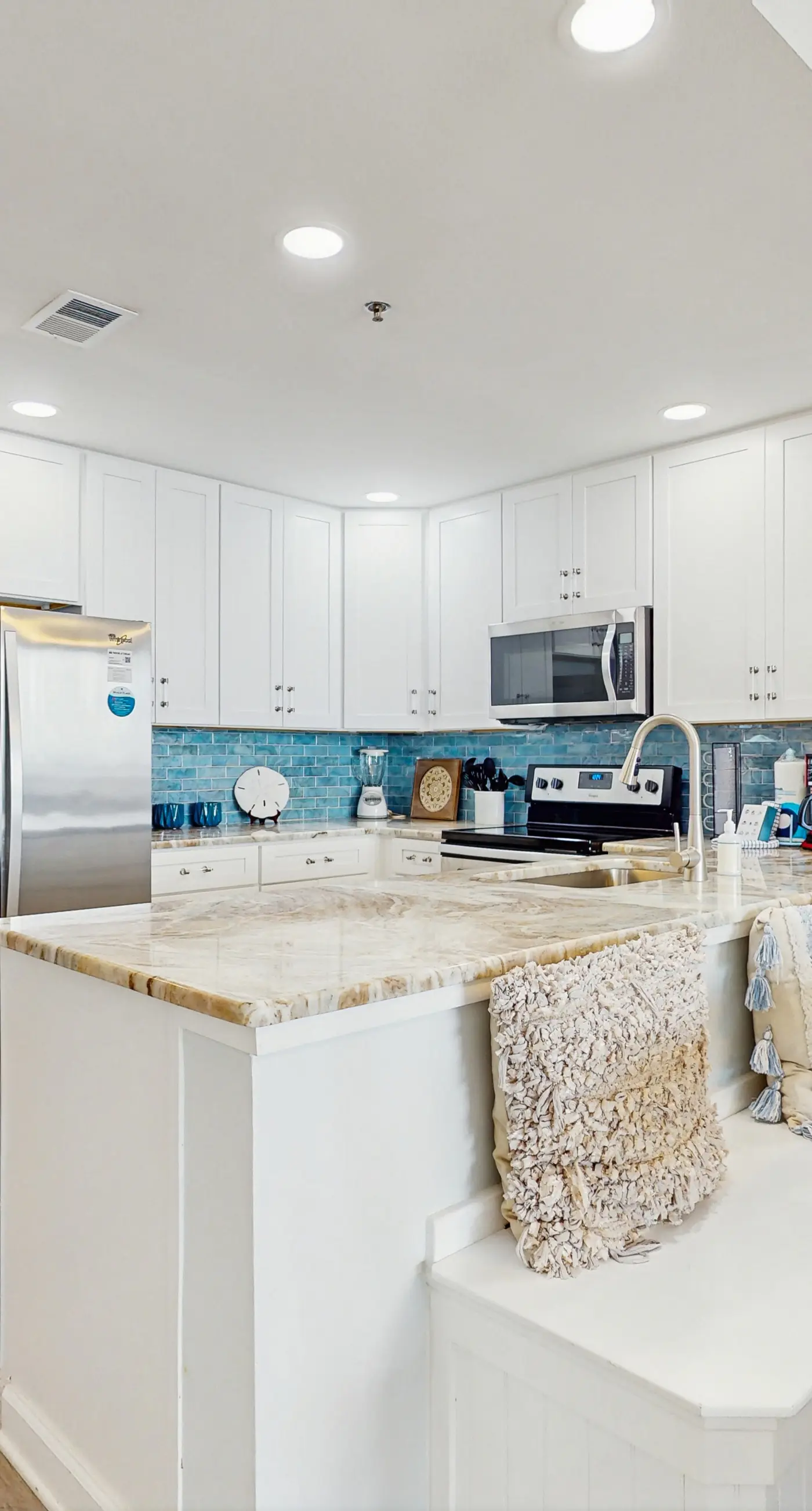 Beautiful and spacious condo with shared pool & beach access