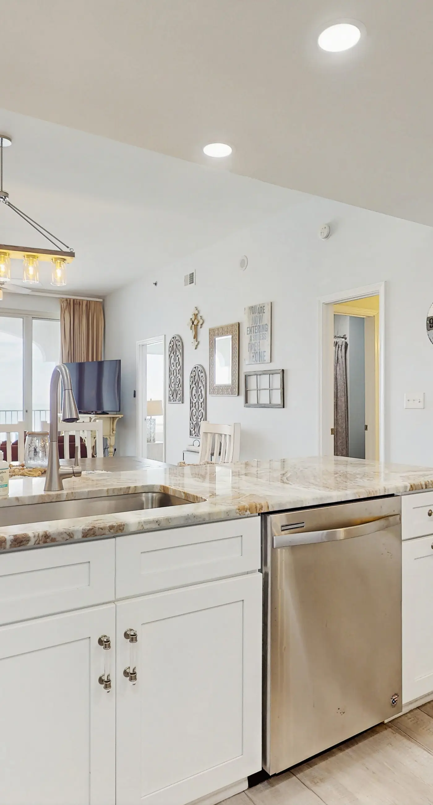 Beautiful and spacious condo with shared pool & beach access