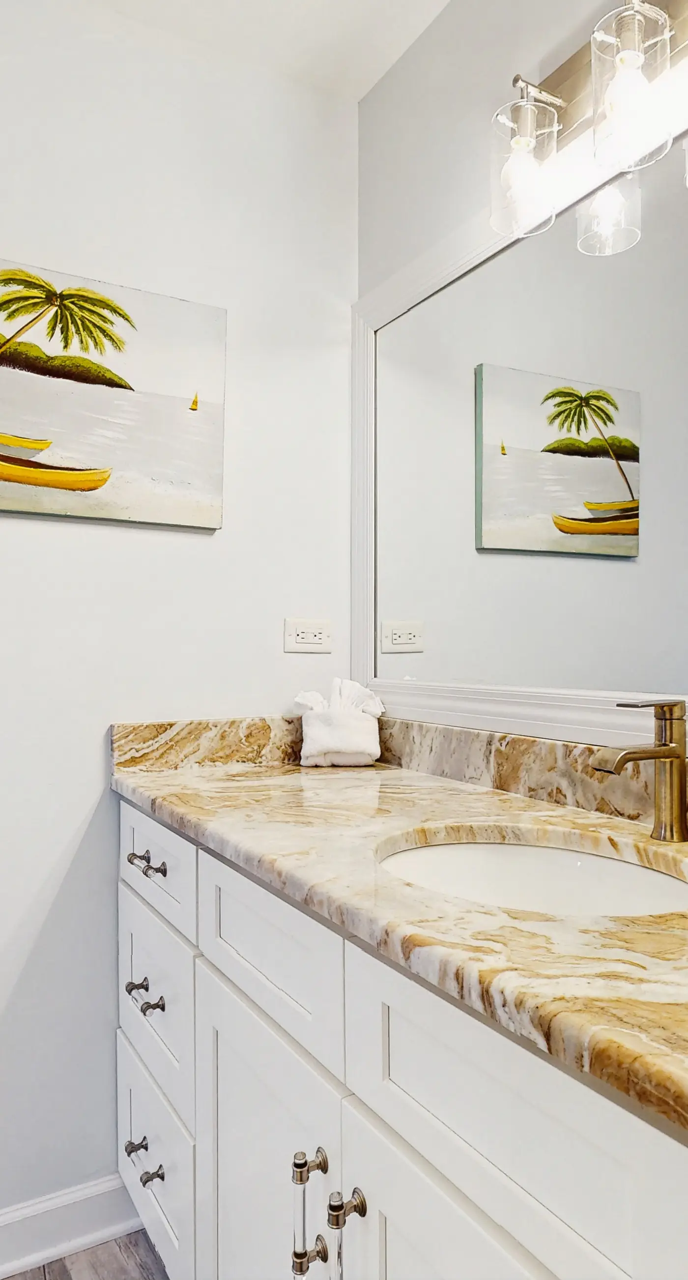 Beautiful and spacious condo with shared pool & beach access