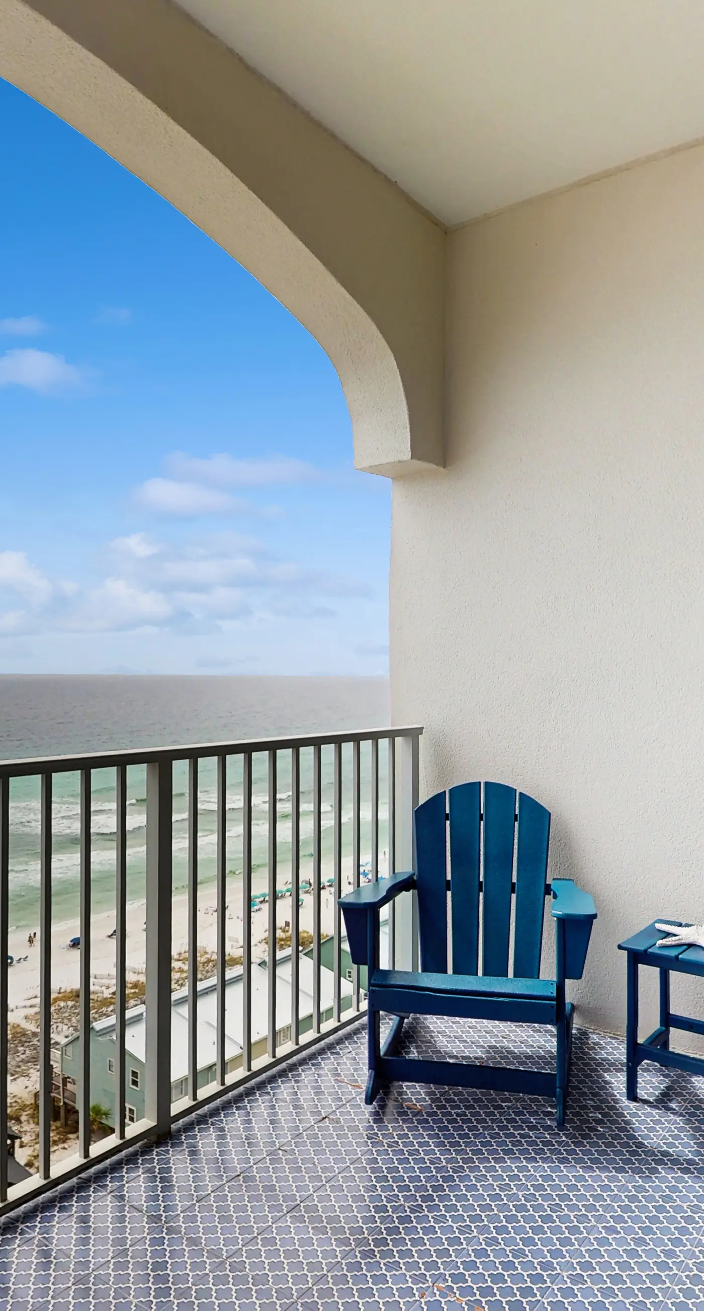 Beautiful and spacious condo with shared pool & beach access