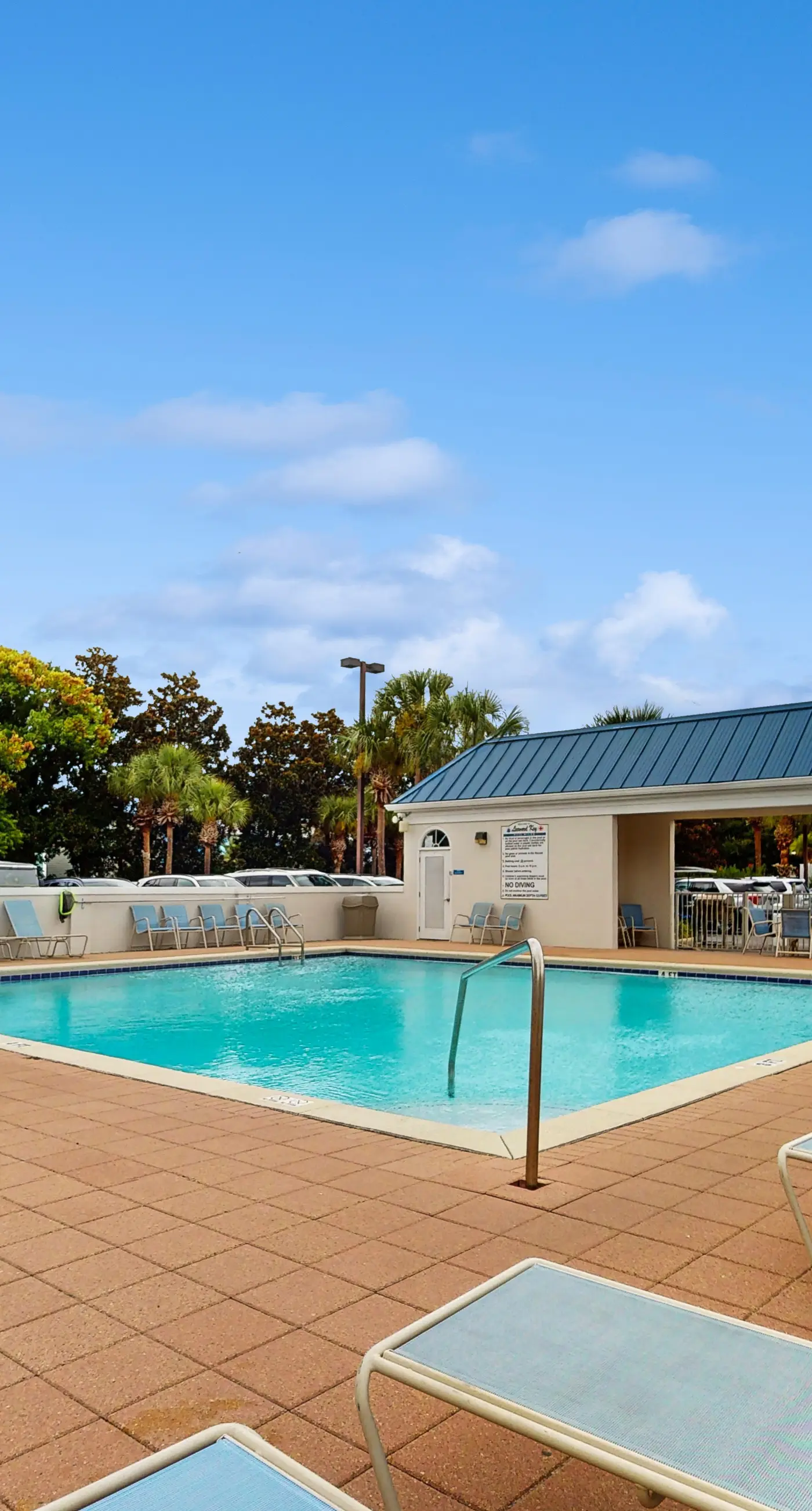 Beautiful and spacious condo with shared pool & beach access