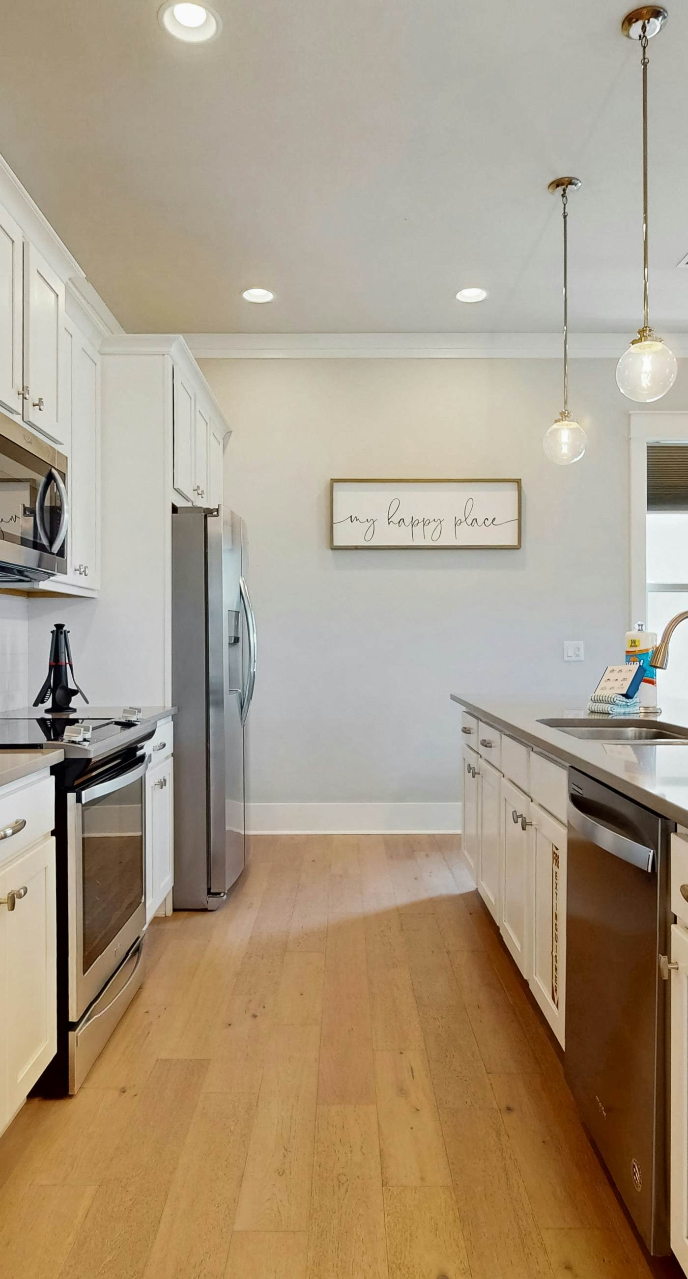 Luxe dog-friendly home - pool access & 5-minute walk to beach