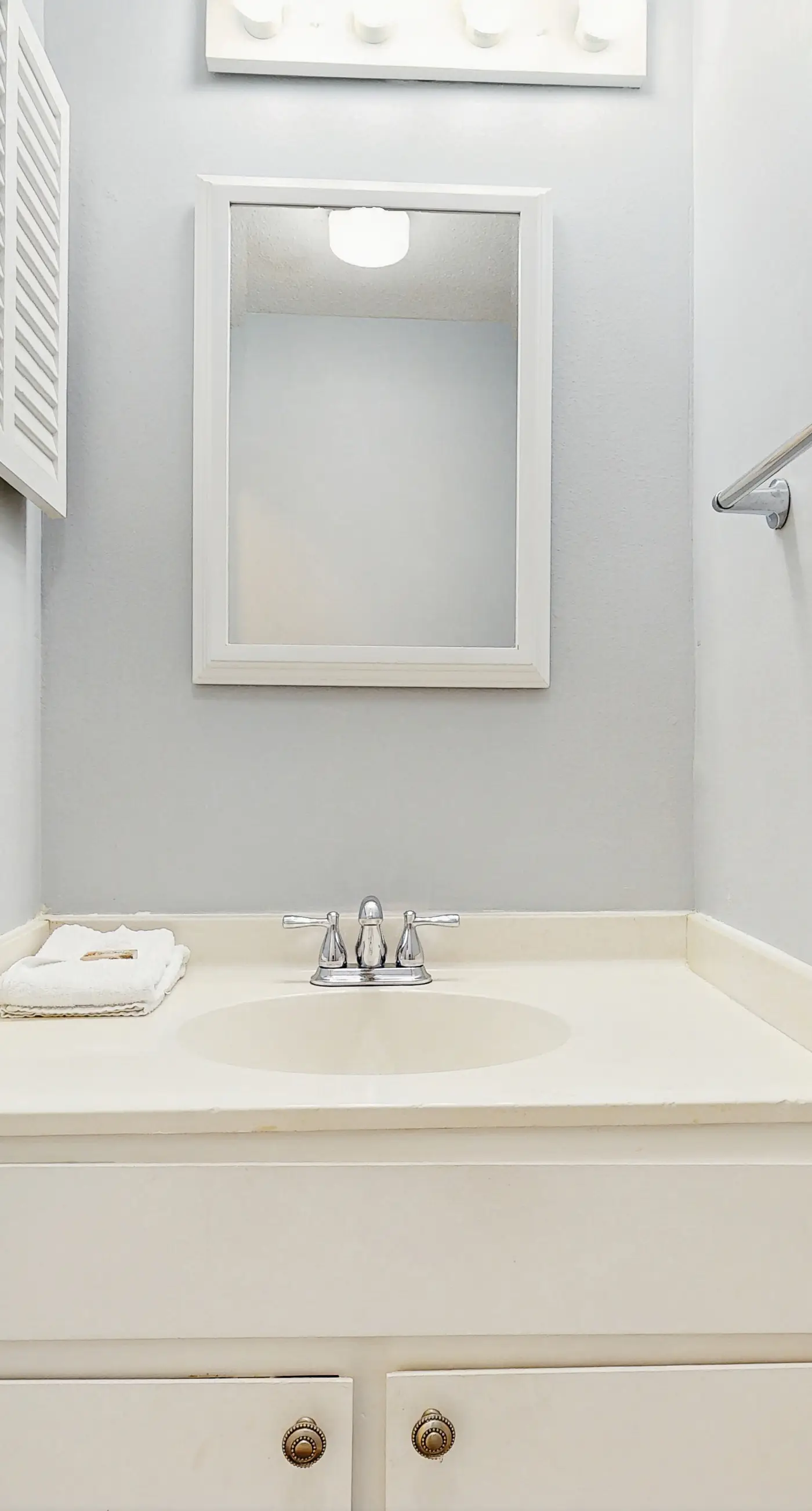 Waterfront townhome with pools, tennis & beach access