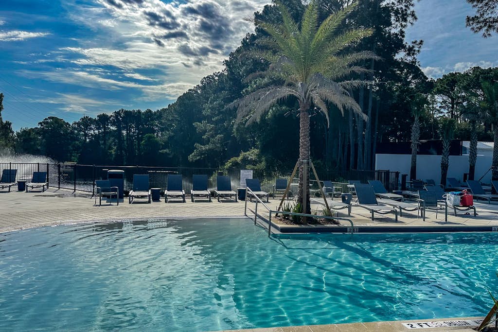 Beautiful gem at Bayou Village, golf cart, WiFi, & resort pools