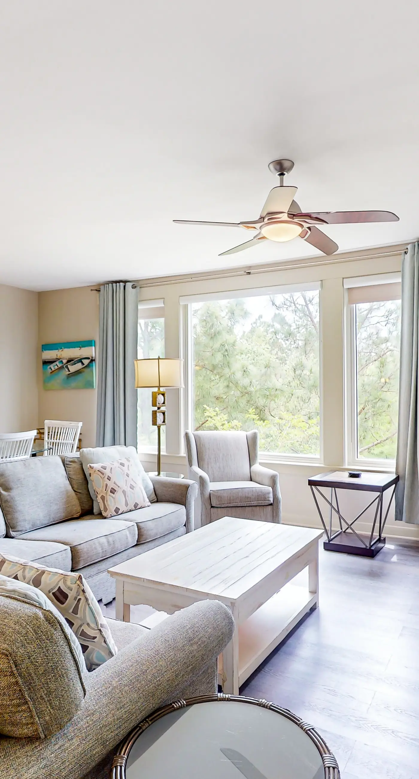 Sunlit condo with washer&dryer, AC, pool, outdoor hot tub, & beach access