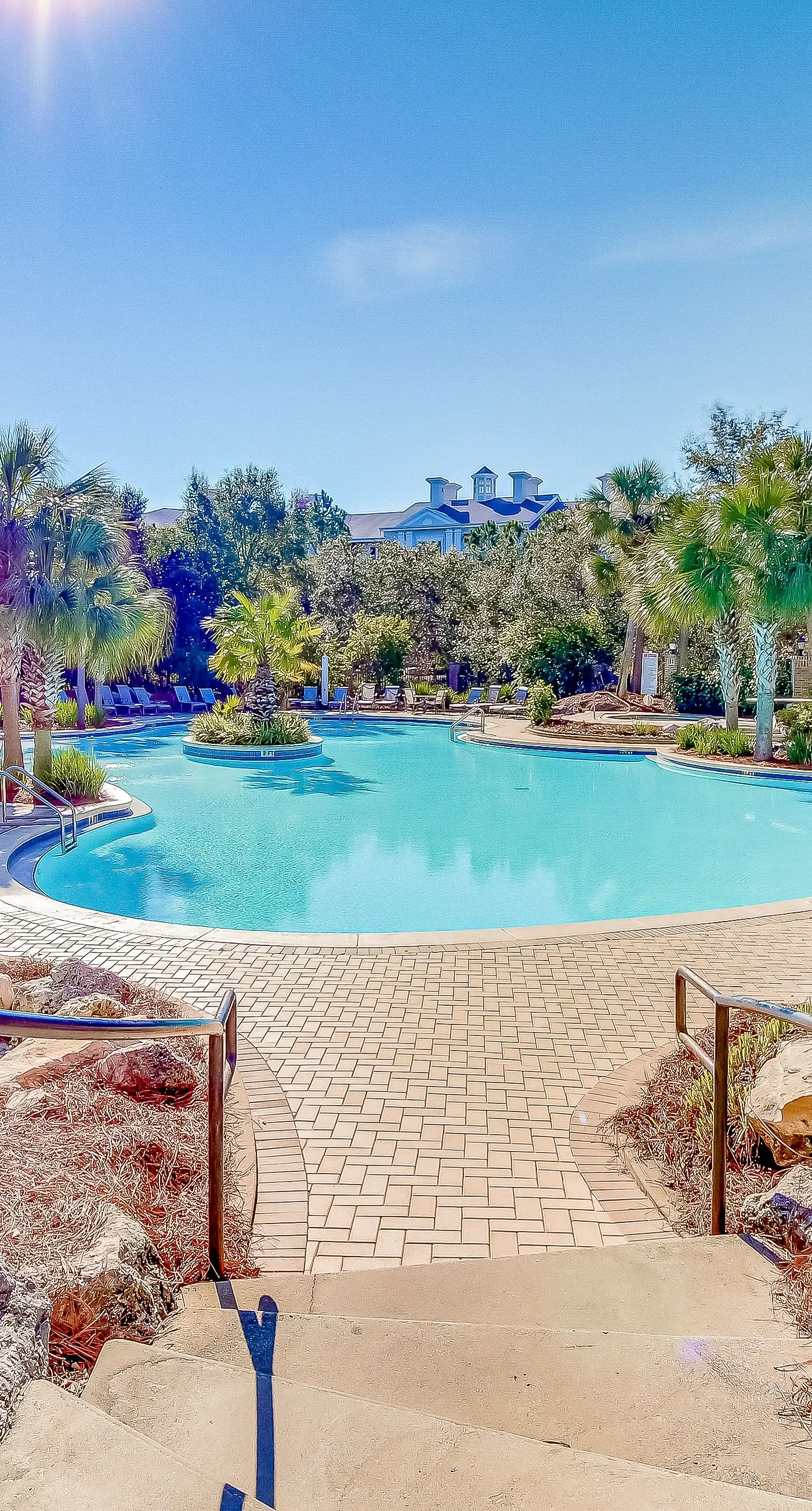 Sunlit condo with washer&dryer, AC, pool, outdoor hot tub, & beach access