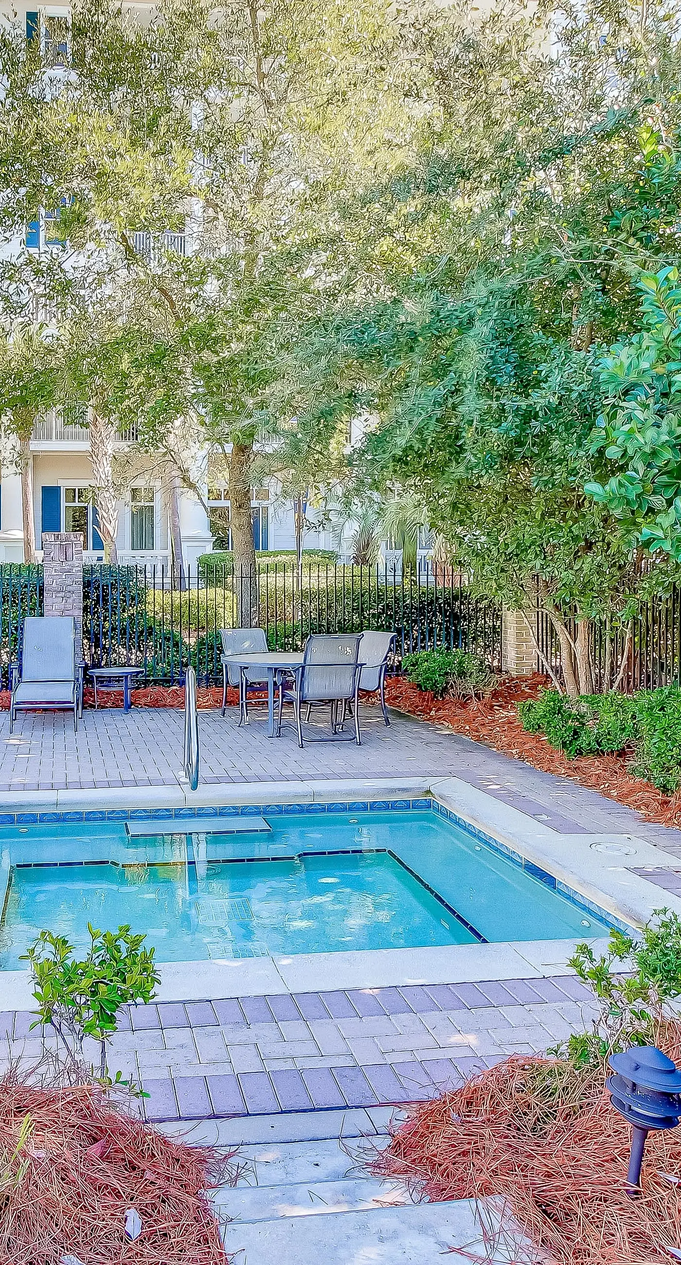 Sunlit condo with washer&dryer, AC, pool, outdoor hot tub, & beach access