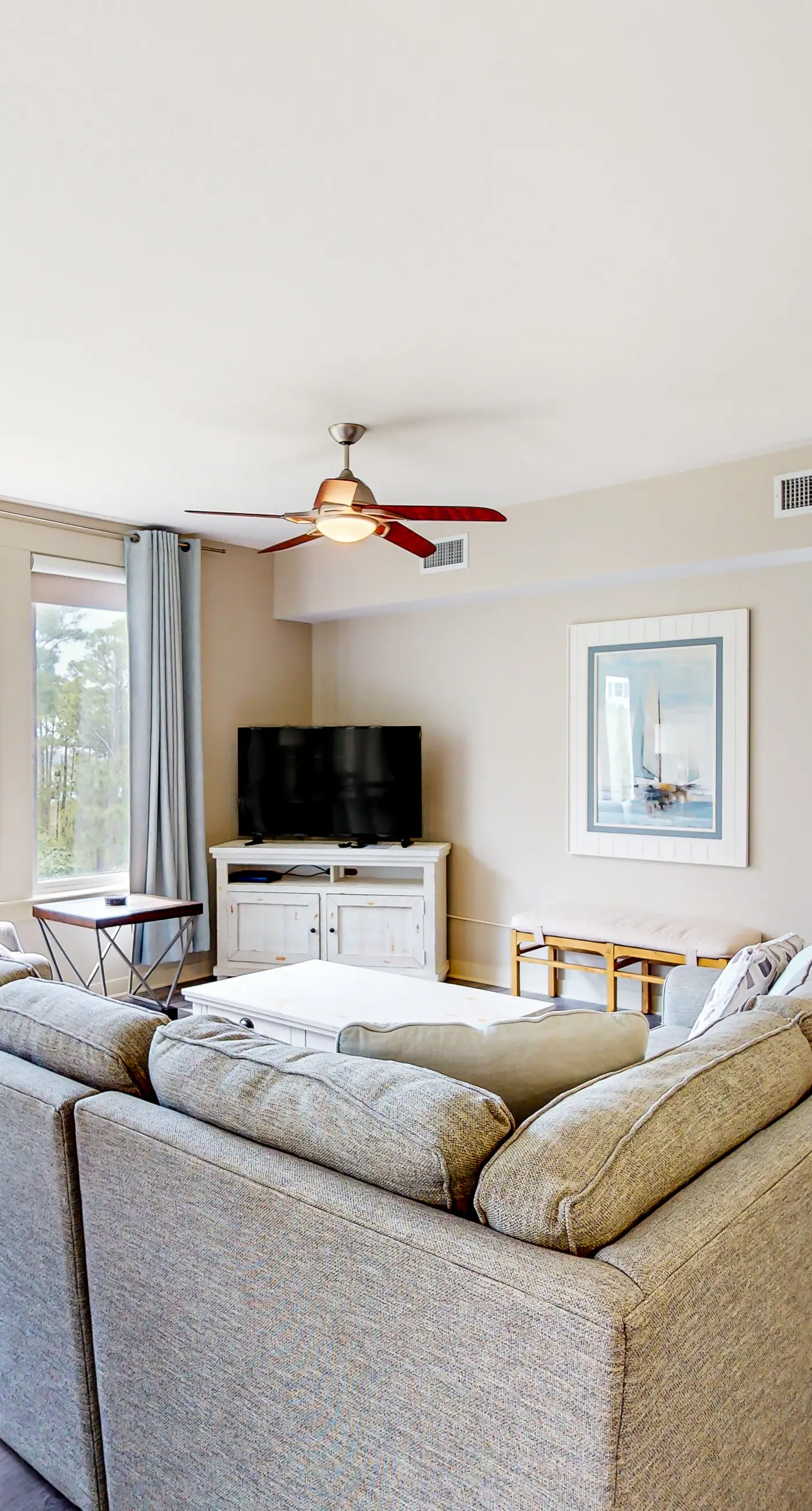 Sunlit condo with washer&dryer, AC, pool, outdoor hot tub, & beach access