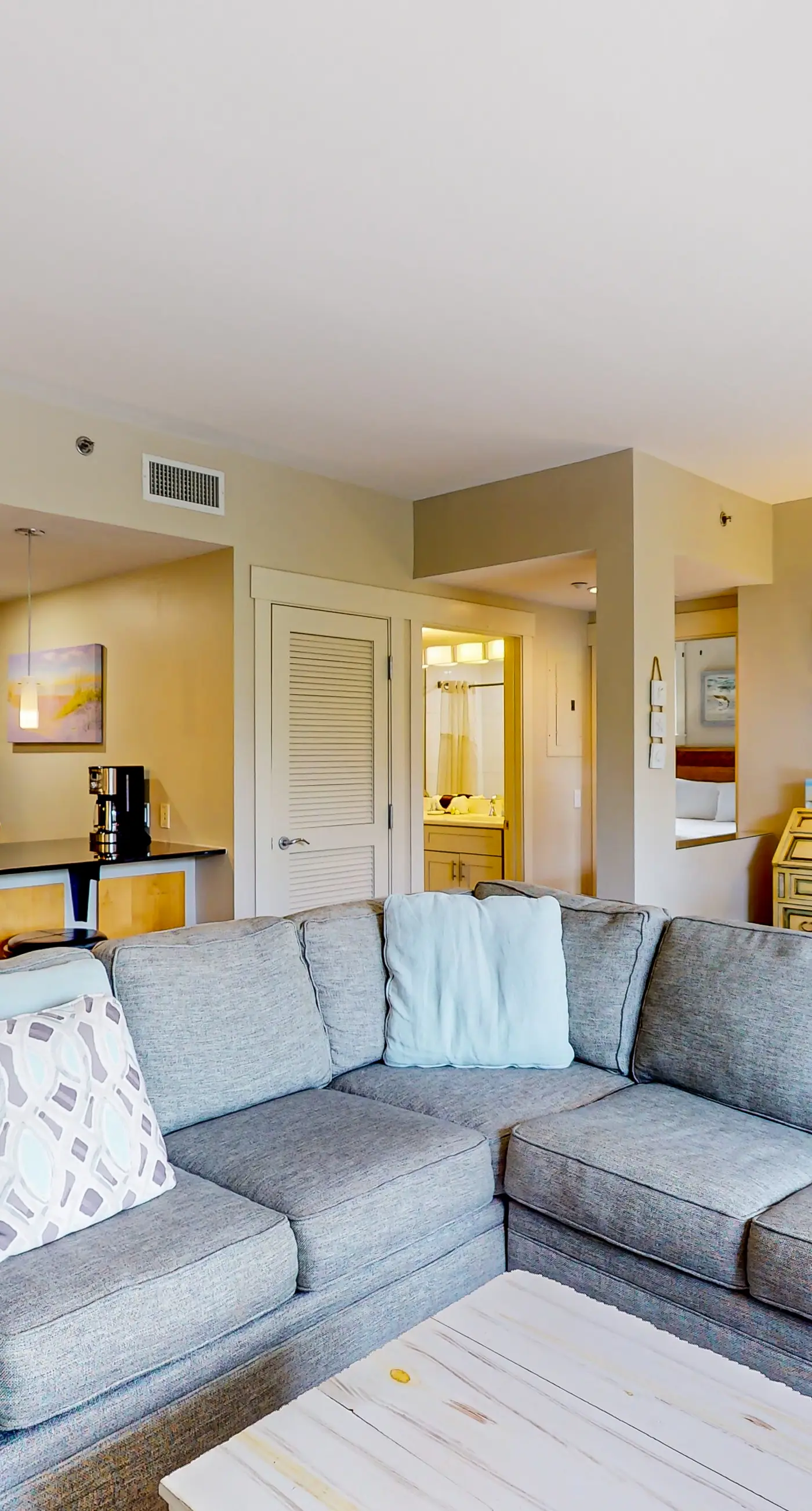Sunlit condo with washer&dryer, AC, pool, outdoor hot tub, & beach access