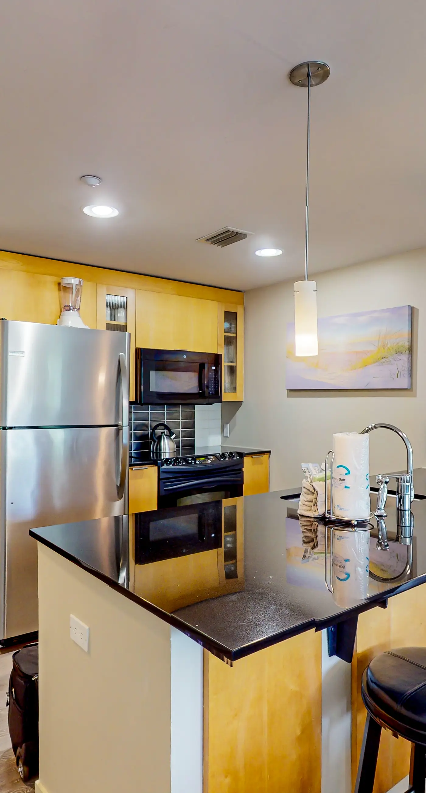 Sunlit condo with washer&dryer, AC, pool, outdoor hot tub, & beach access