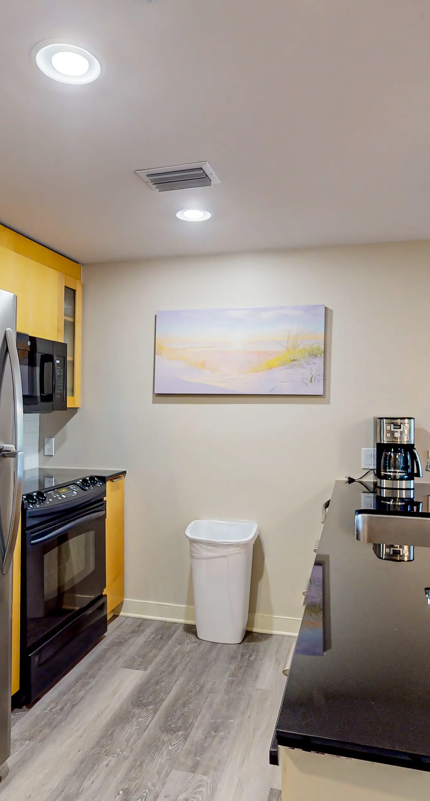 Sunlit condo with washer&dryer, AC, pool, outdoor hot tub, & beach access