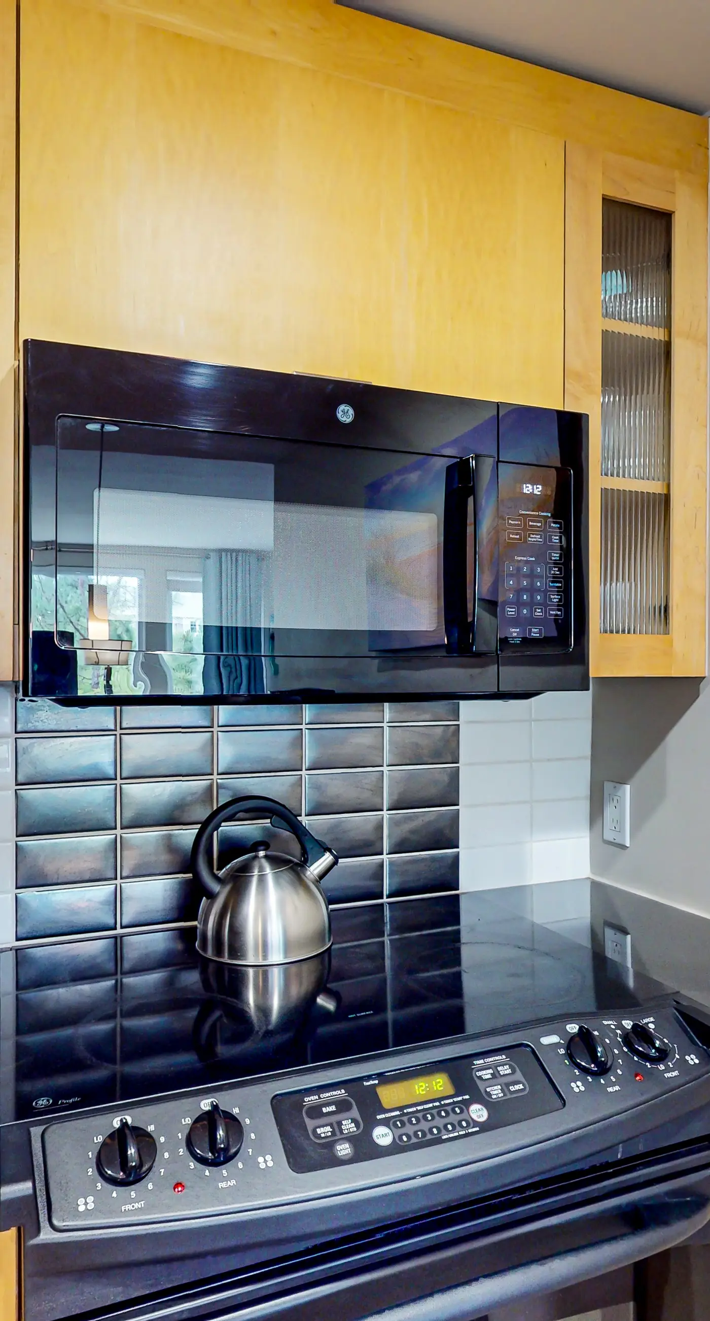 Sunlit condo with washer&dryer, AC, pool, outdoor hot tub, & beach access