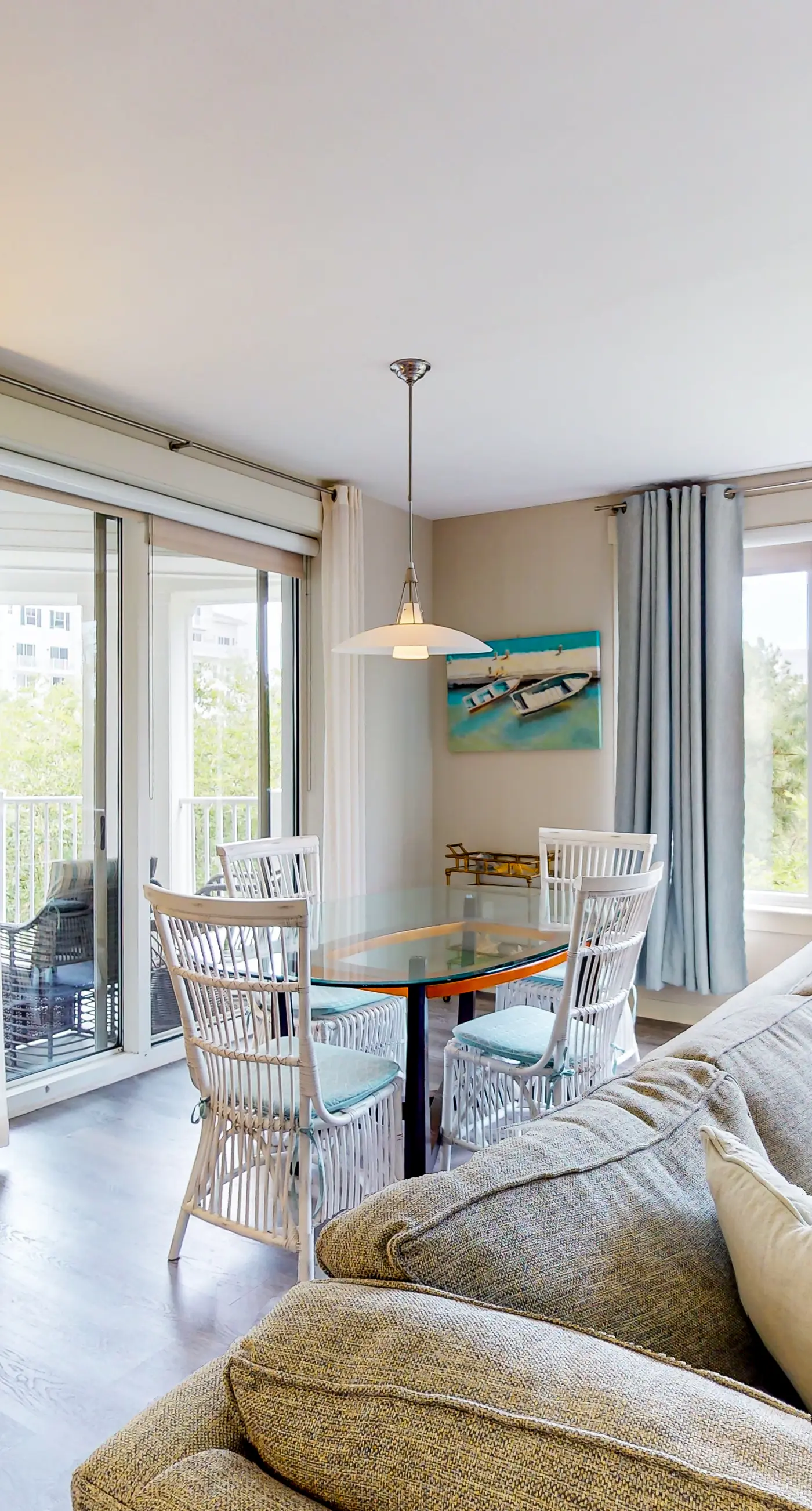 Sunlit condo with washer&dryer, AC, pool, outdoor hot tub, & beach access