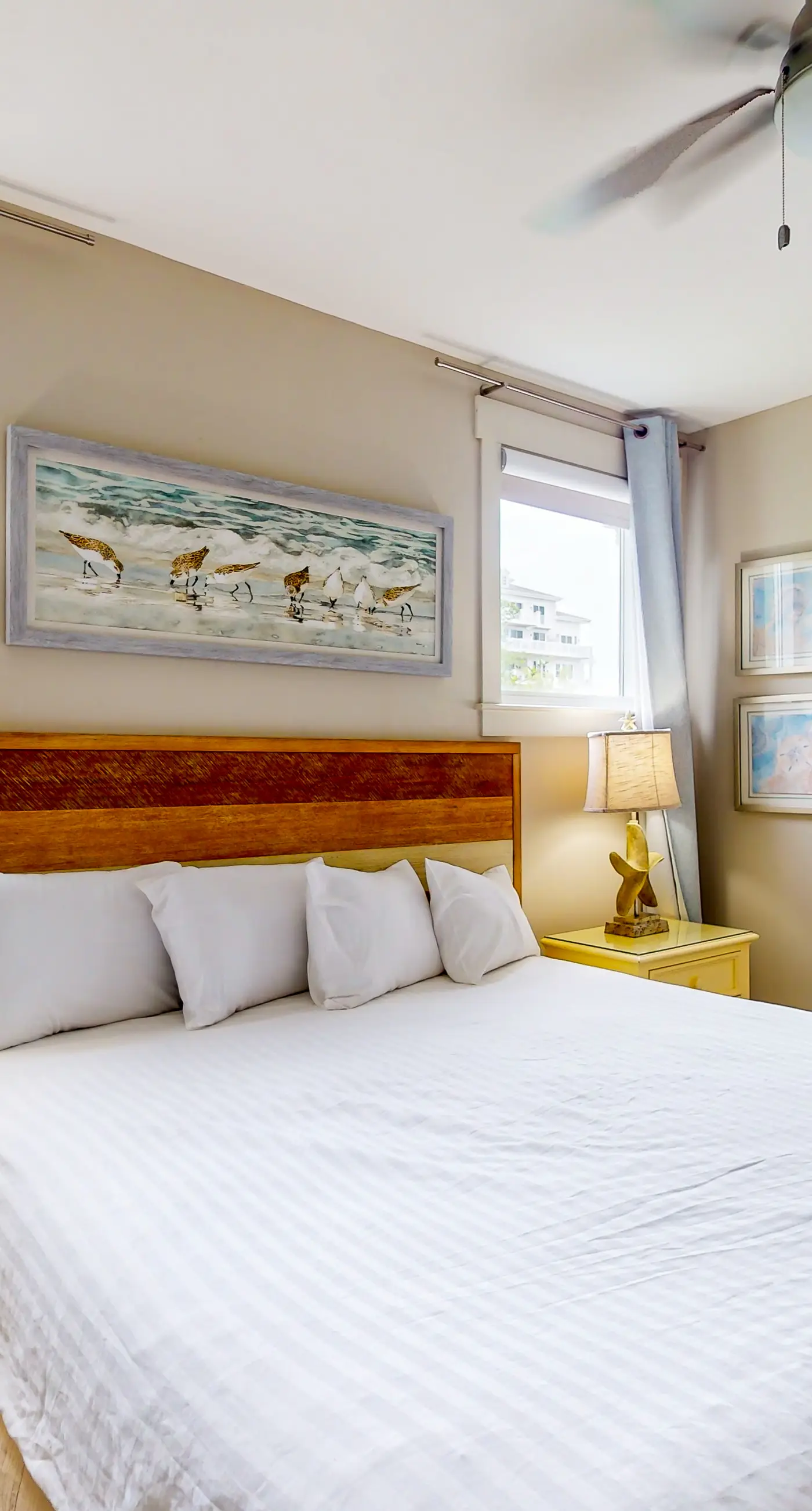 Sunlit condo with washer&dryer, AC, pool, outdoor hot tub, & beach access