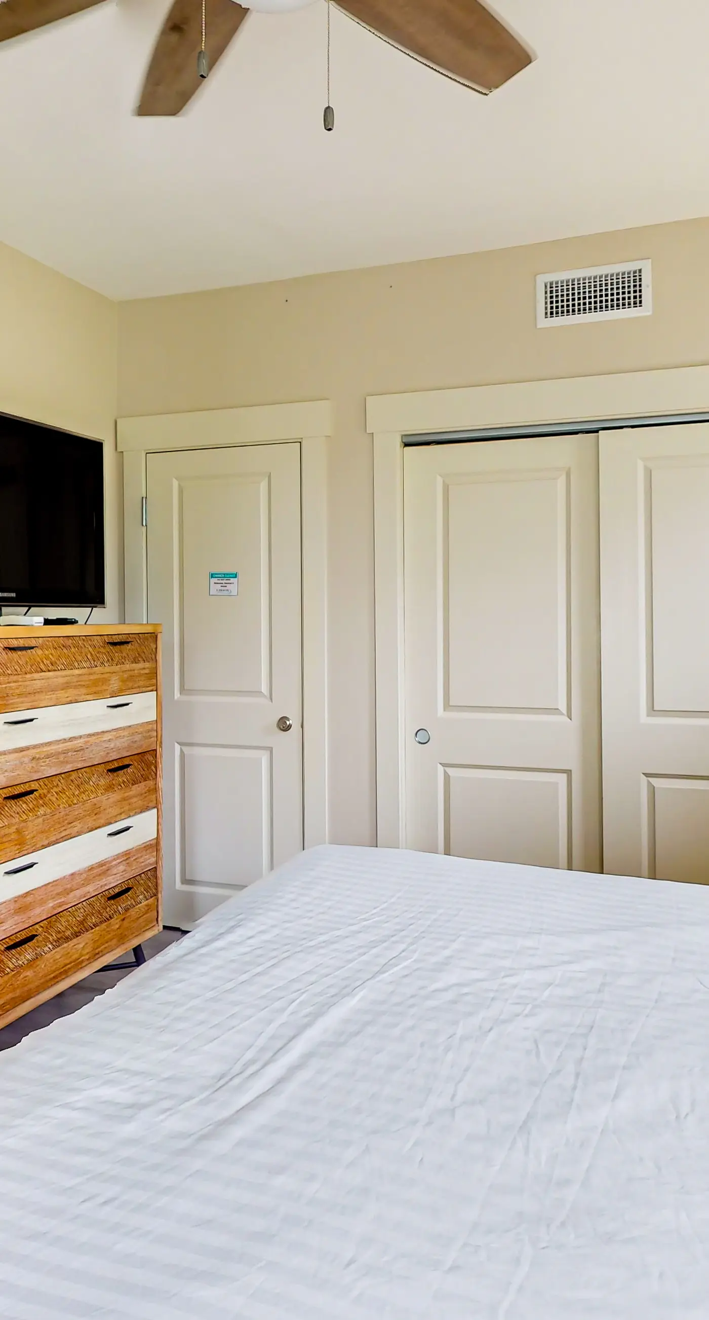 Sunlit condo with washer&dryer, AC, pool, outdoor hot tub, & beach access