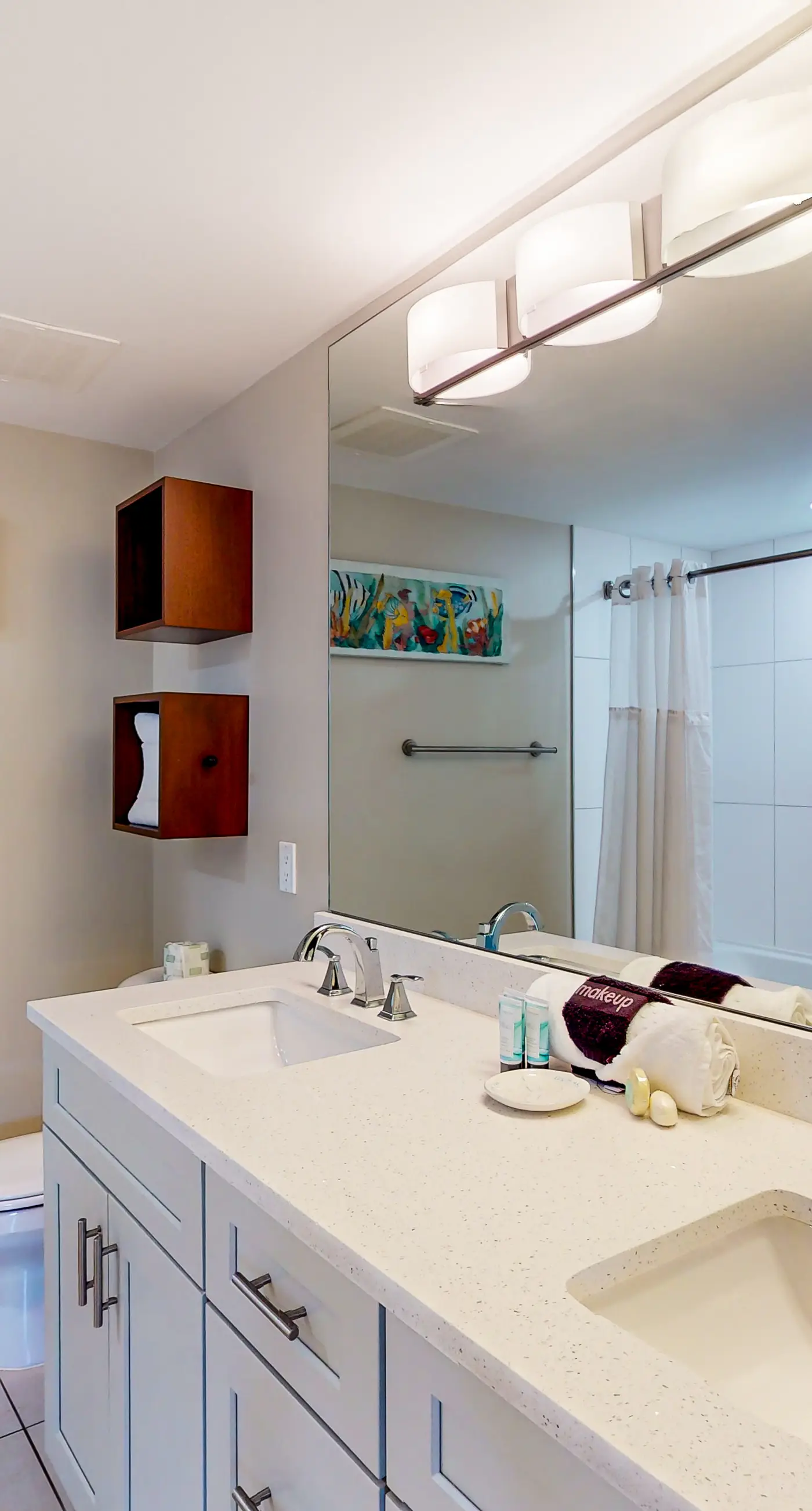 Sunlit condo with washer&dryer, AC, pool, outdoor hot tub, & beach access