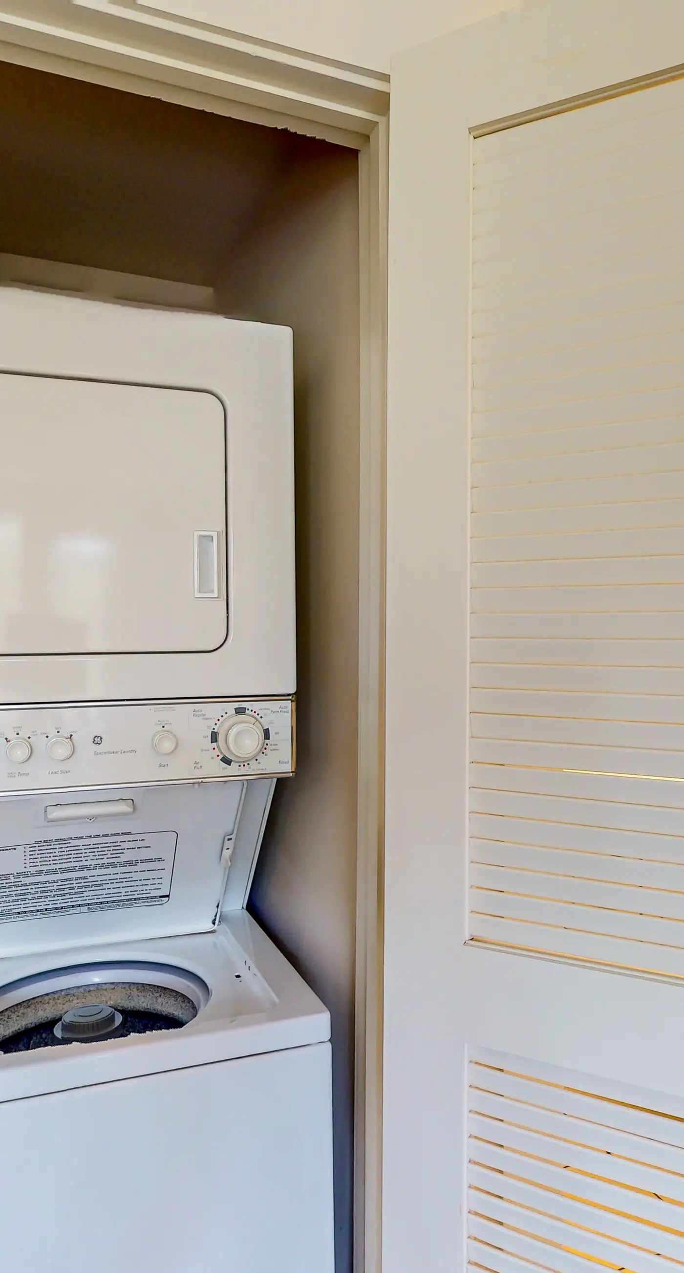 Sunlit condo with washer&dryer, AC, pool, outdoor hot tub, & beach access