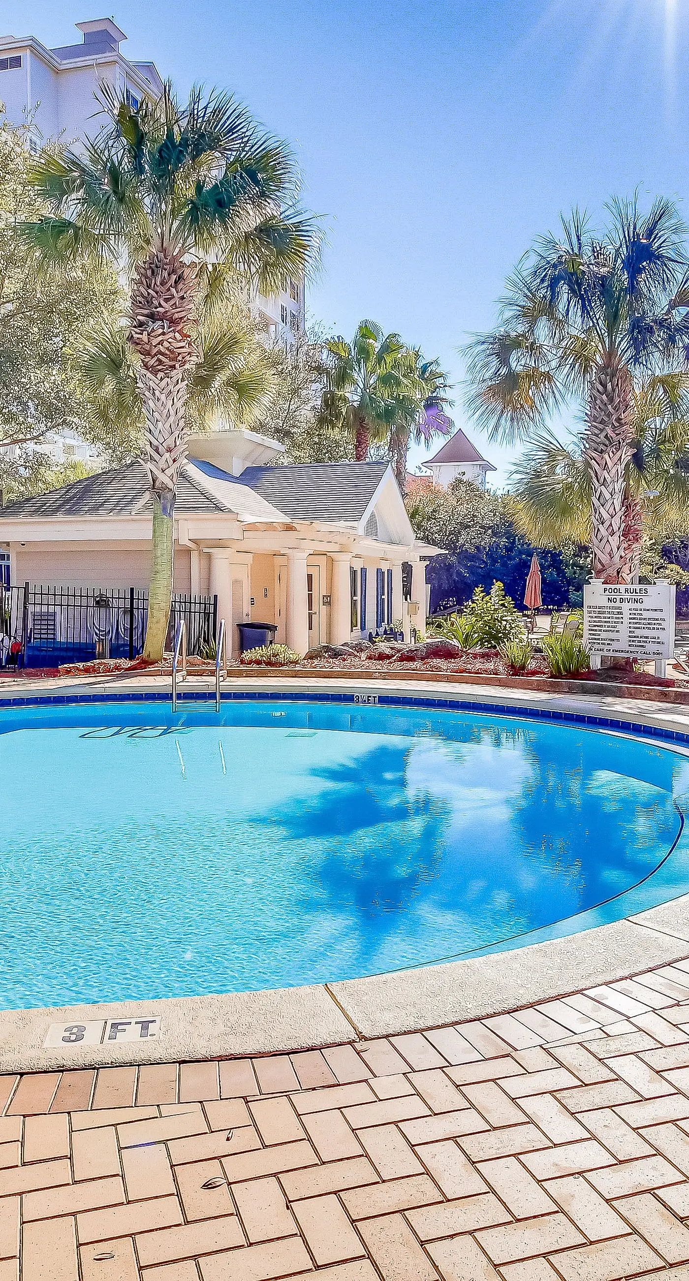Sunlit condo with washer&dryer, AC, pool, outdoor hot tub, & beach access