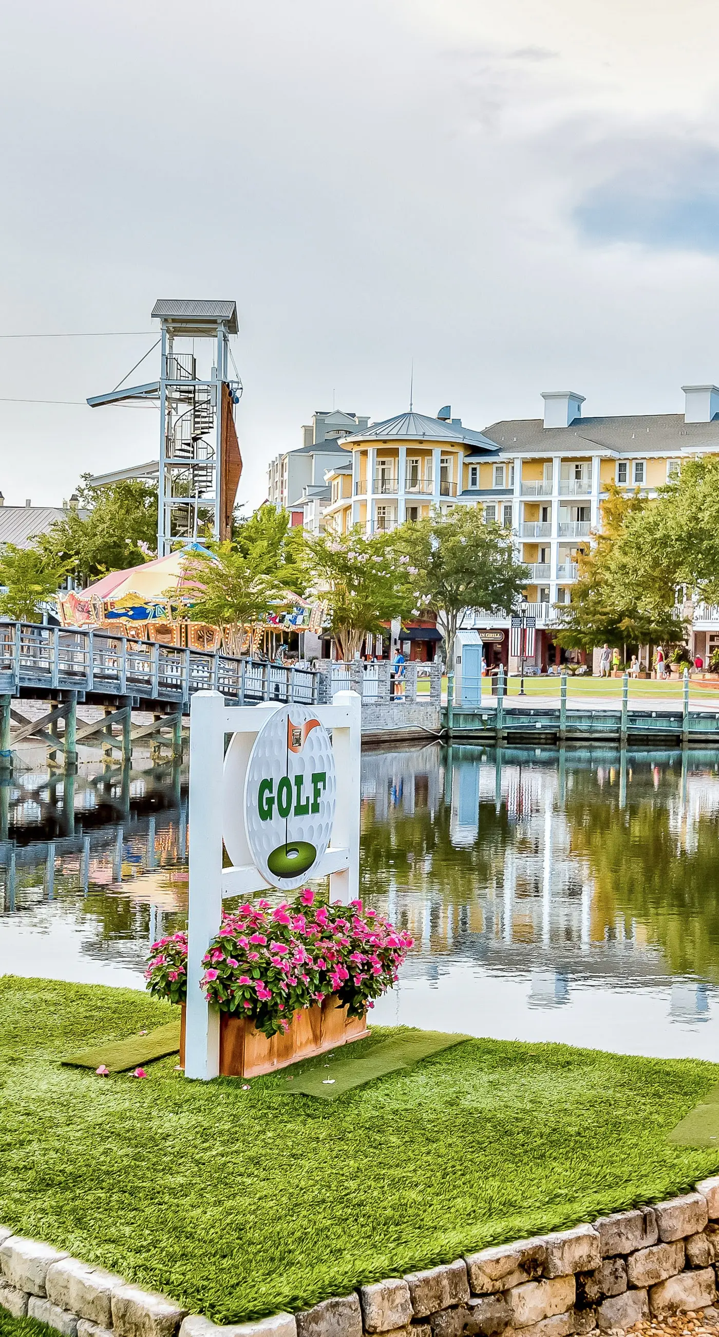 Sunlit condo with washer&dryer, AC, pool, outdoor hot tub, & beach access