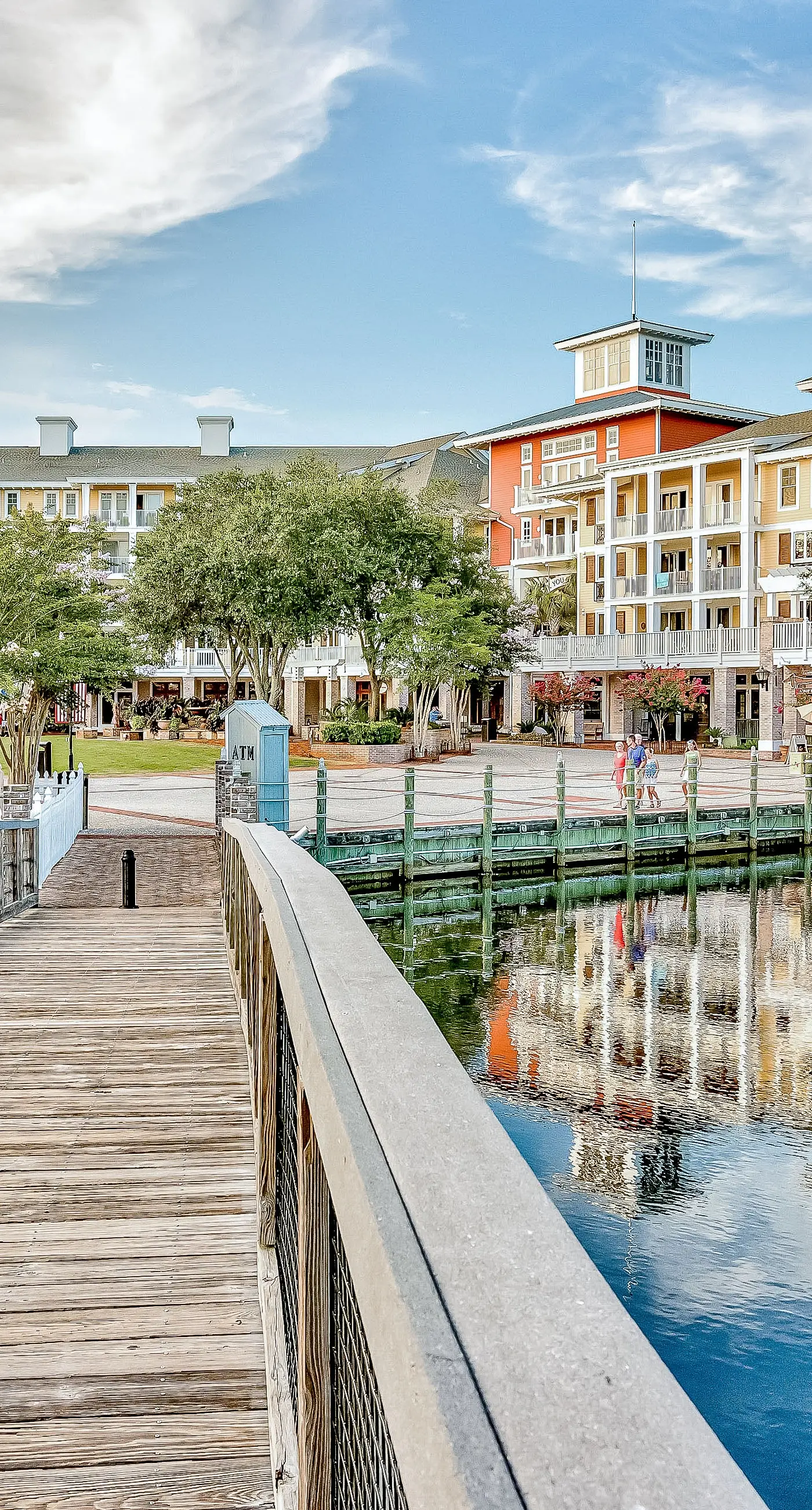 Sunlit condo with washer&dryer, AC, pool, outdoor hot tub, & beach access