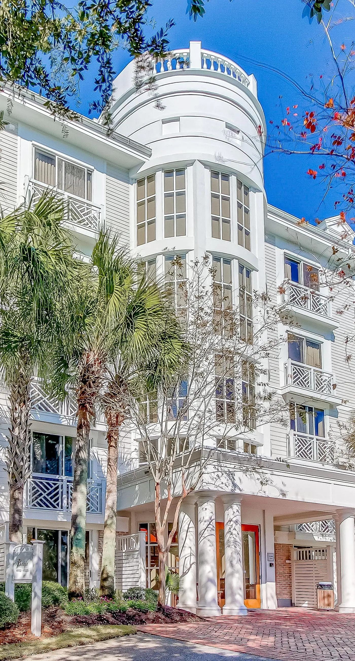 Sunlit condo with washer&dryer, AC, pool, outdoor hot tub, & beach access
