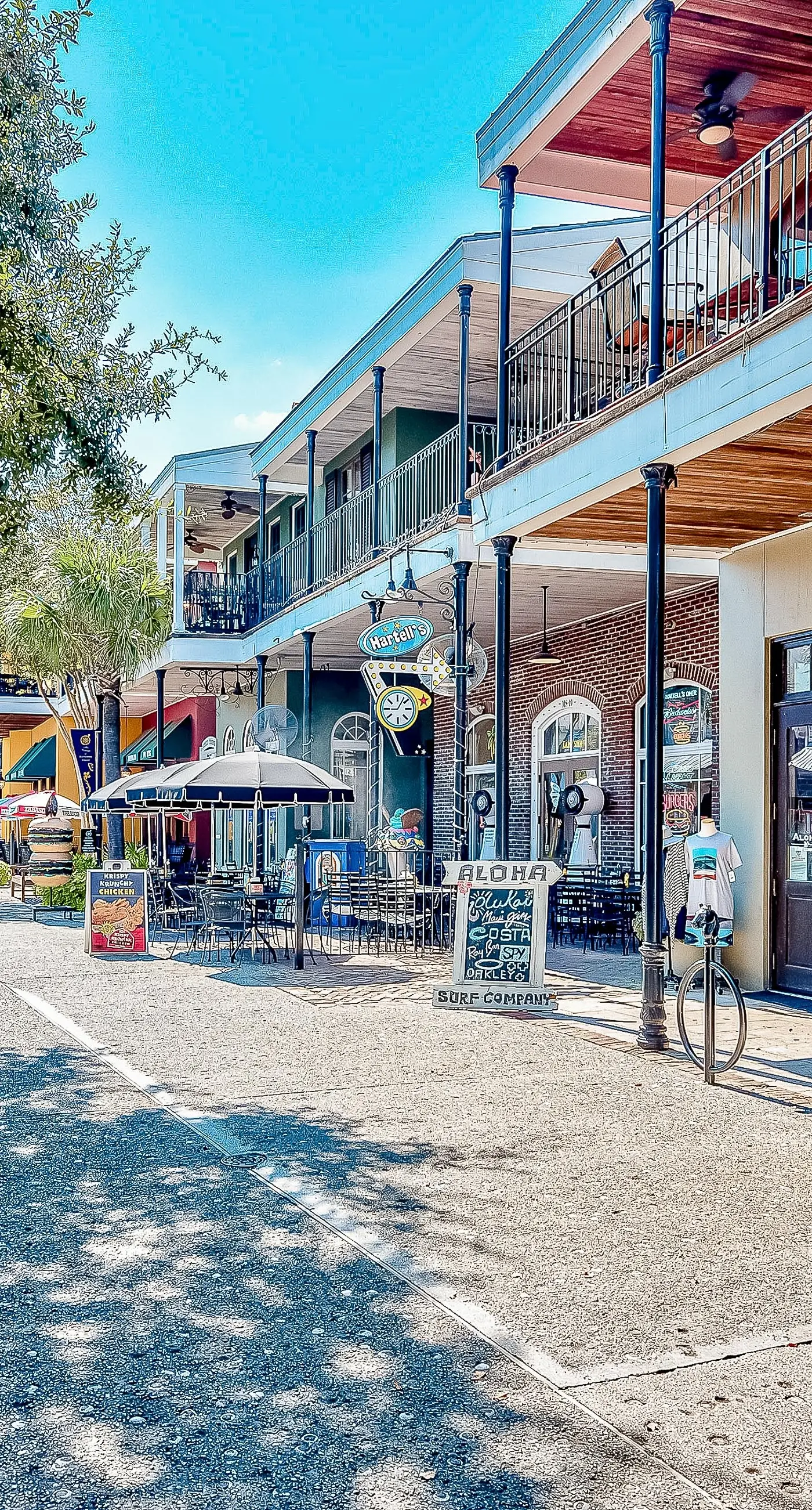 Sunlit condo with washer&dryer, AC, pool, outdoor hot tub, & beach access