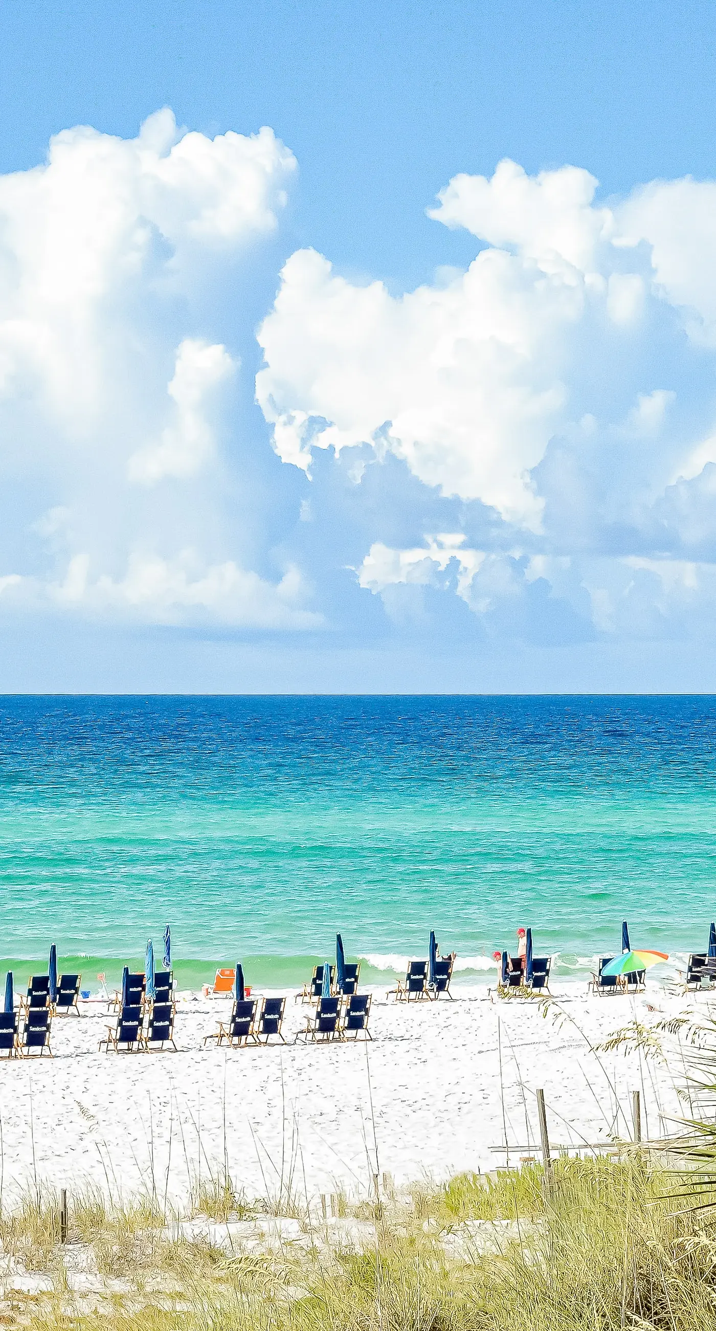 Sunlit condo with washer&dryer, AC, pool, outdoor hot tub, & beach access