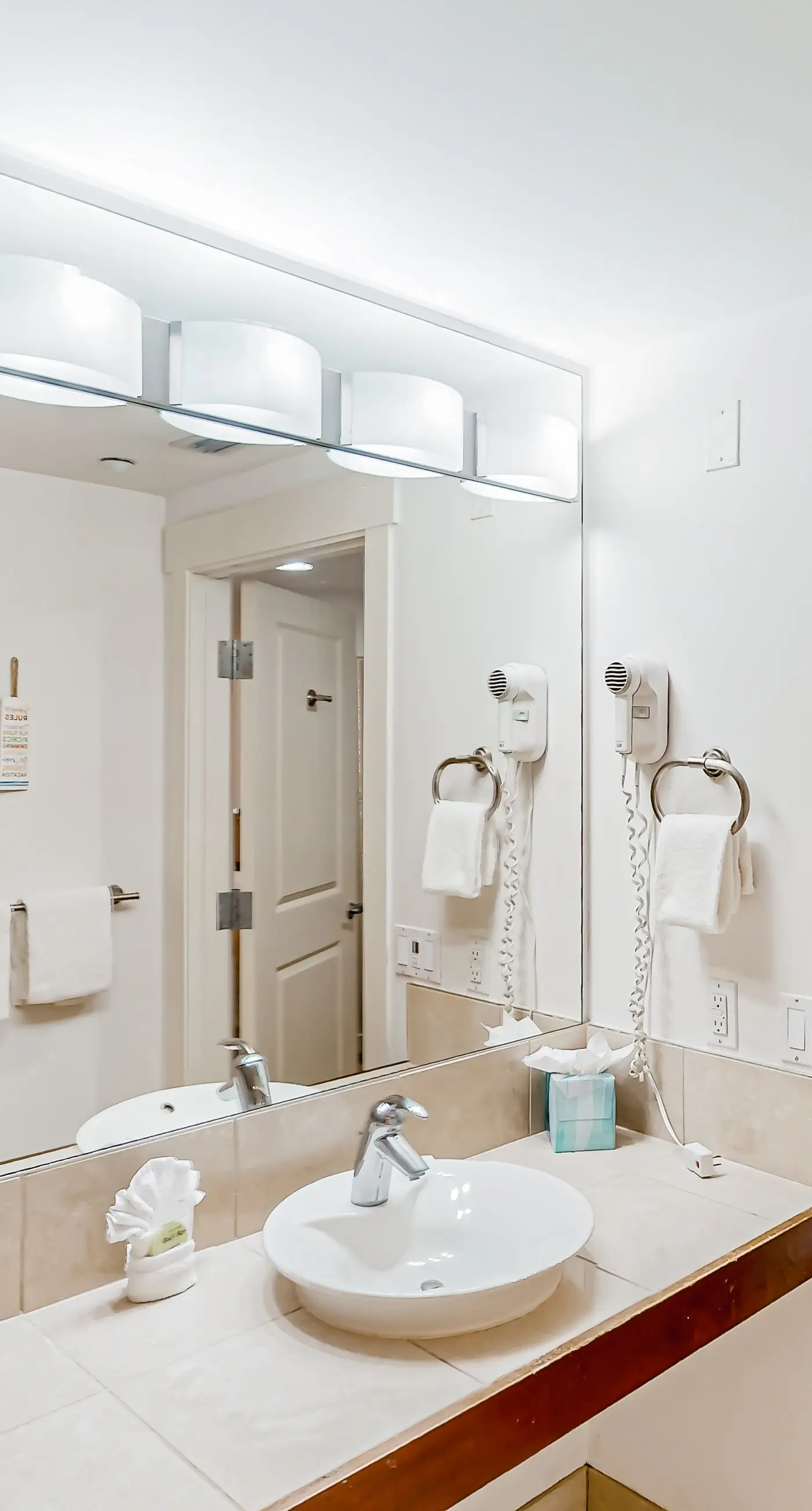 Elegant condo at the Village of Baytowne Wharf with pool, hot tub, & tennis