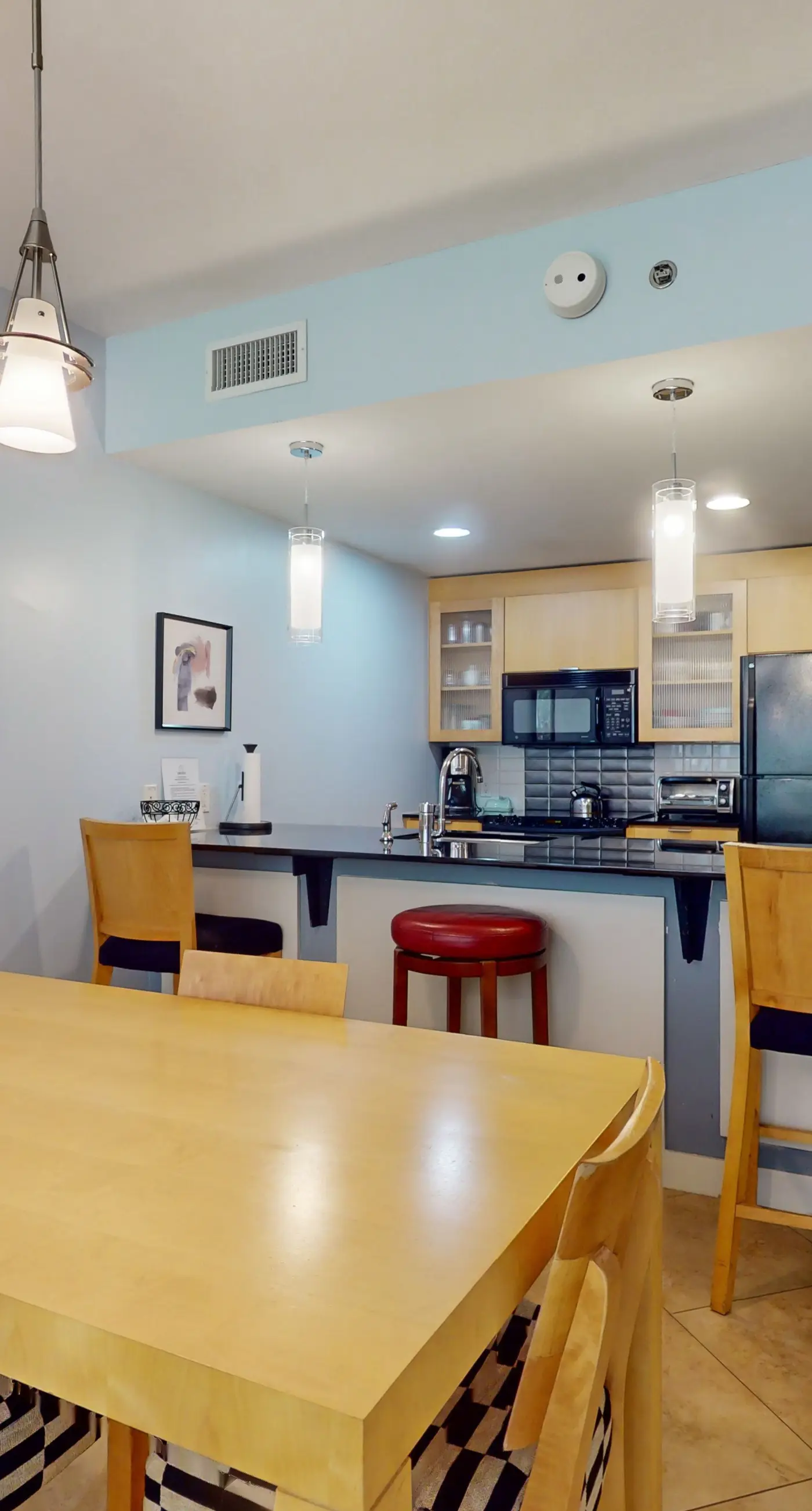 2nd-floor resort condo with balcony, on-site pool, golf, tennis & beach access