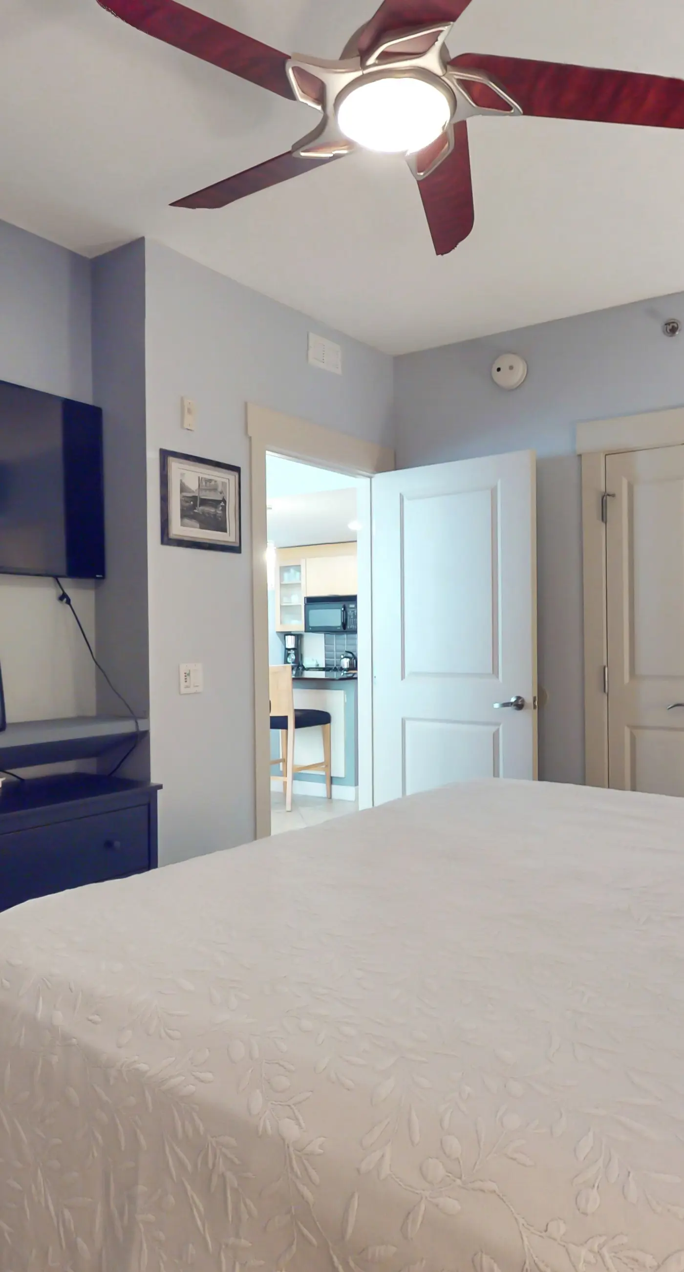 2nd-floor resort condo with balcony, on-site pool, golf, tennis & beach access