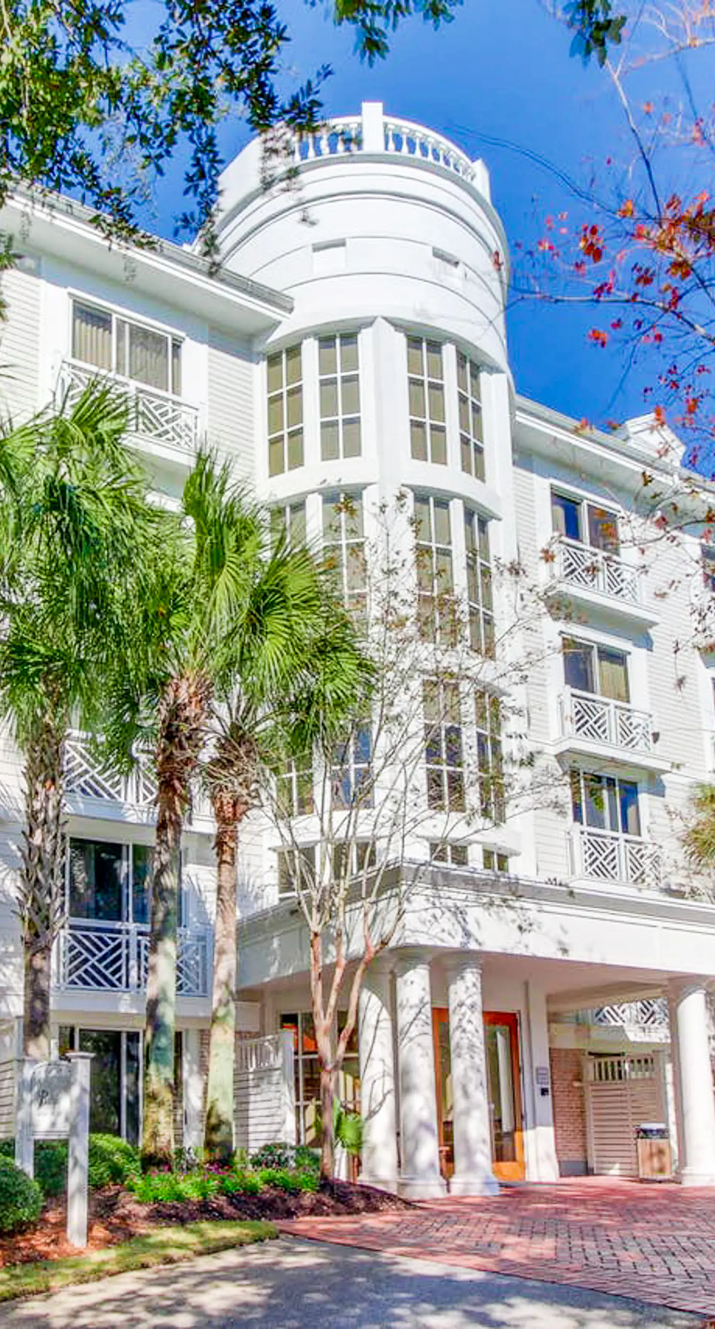 2nd-floor resort condo with balcony, on-site pool, golf, tennis & beach access