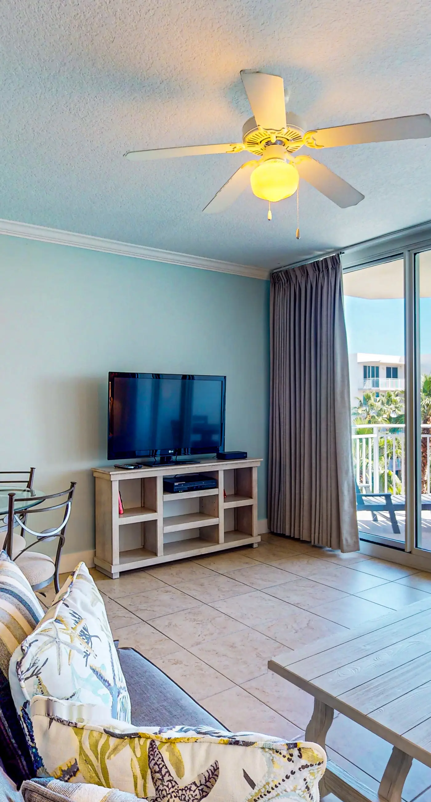 Snowbird-friendly condo on Okaloosa Island with lazy river - steps to beach