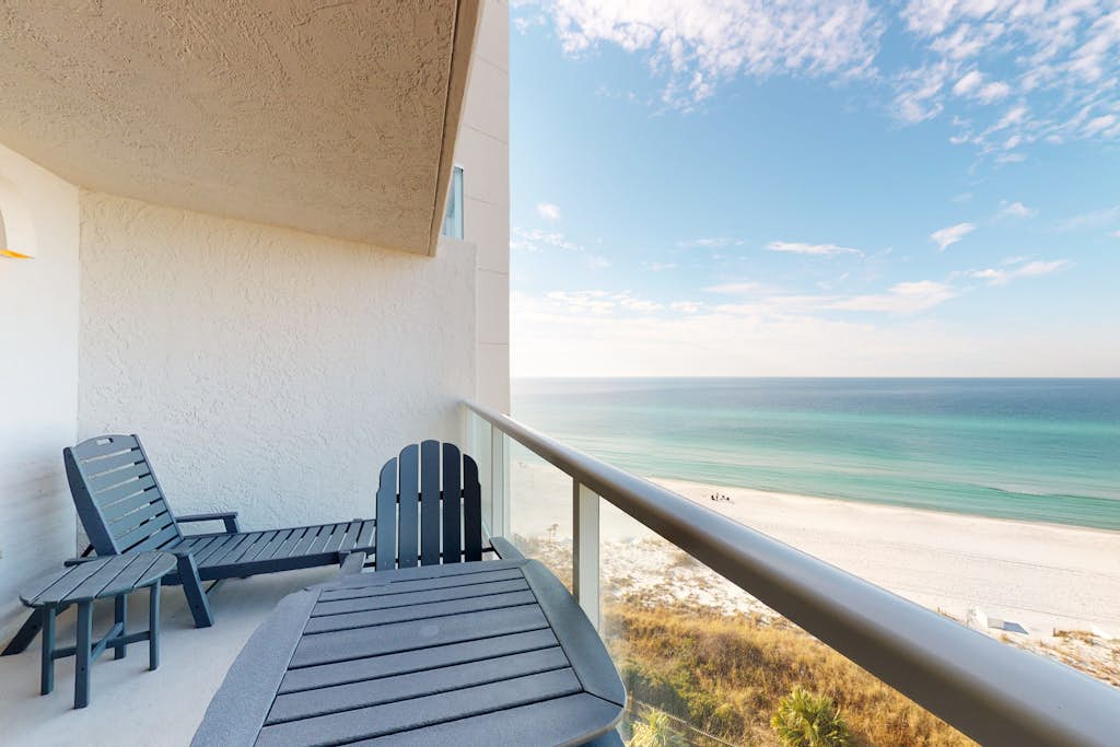 Beachfront condo with Gulf views, balcony, AC, W&D & pool