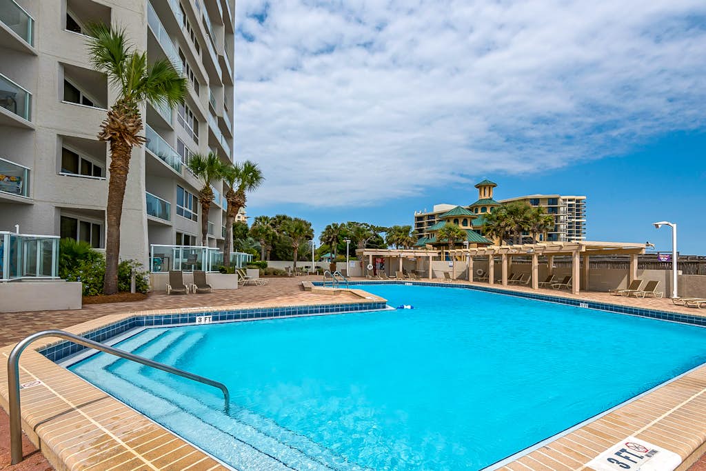 Beachfront condo with Gulf views, balcony, AC, W&D & pool