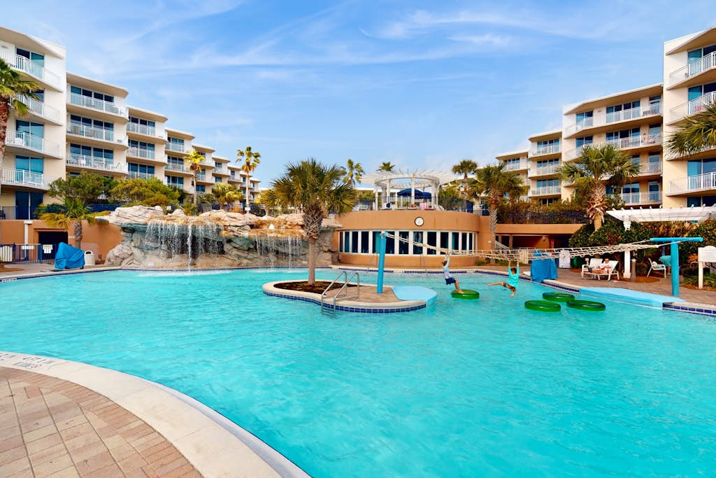 Waterscape Condo w/ Shared Amenities, Seasonal Beach Service Included