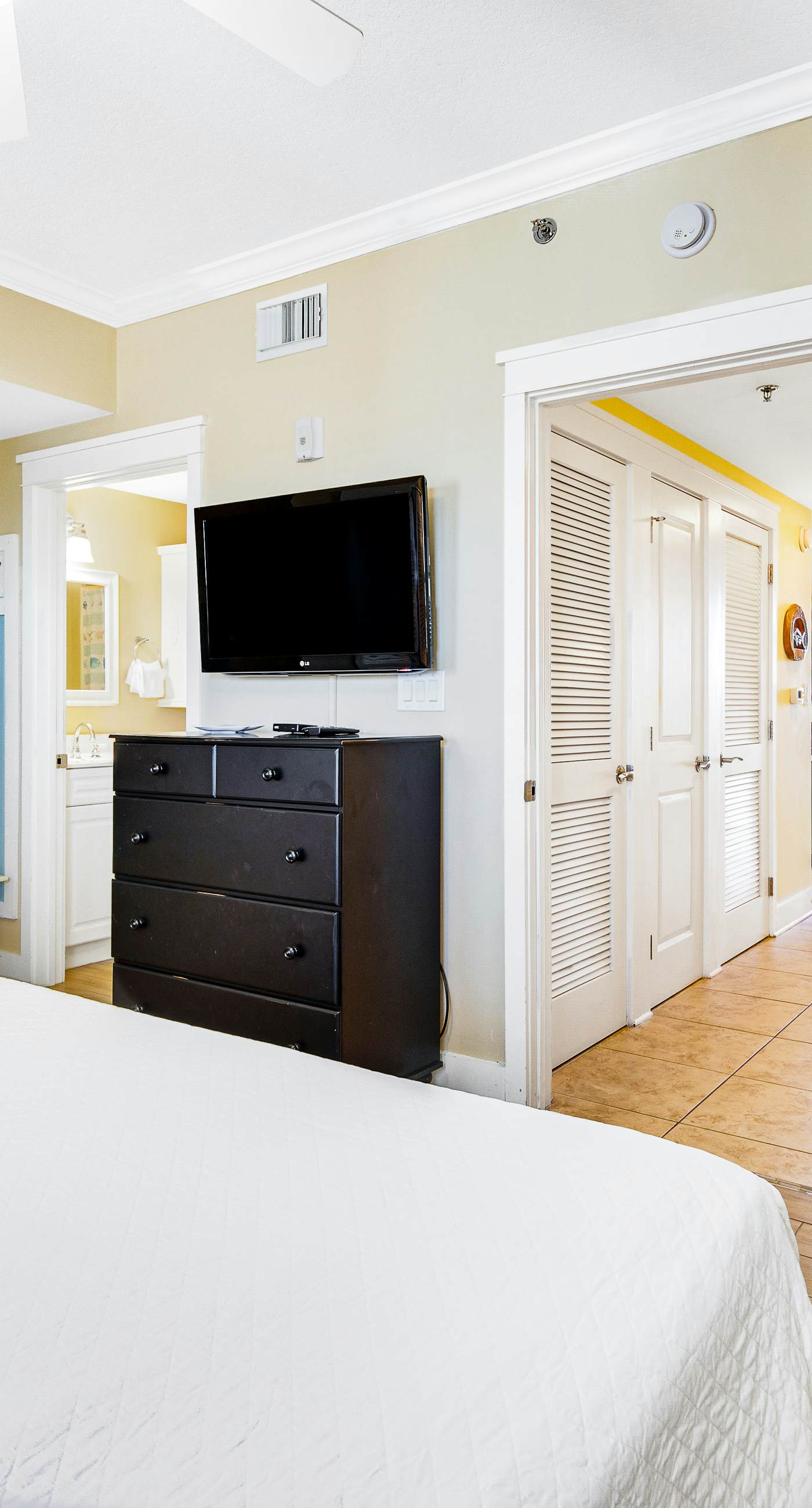 Spacious Top-Floor Condo At Waterscape 490 Feet Of Private Beach