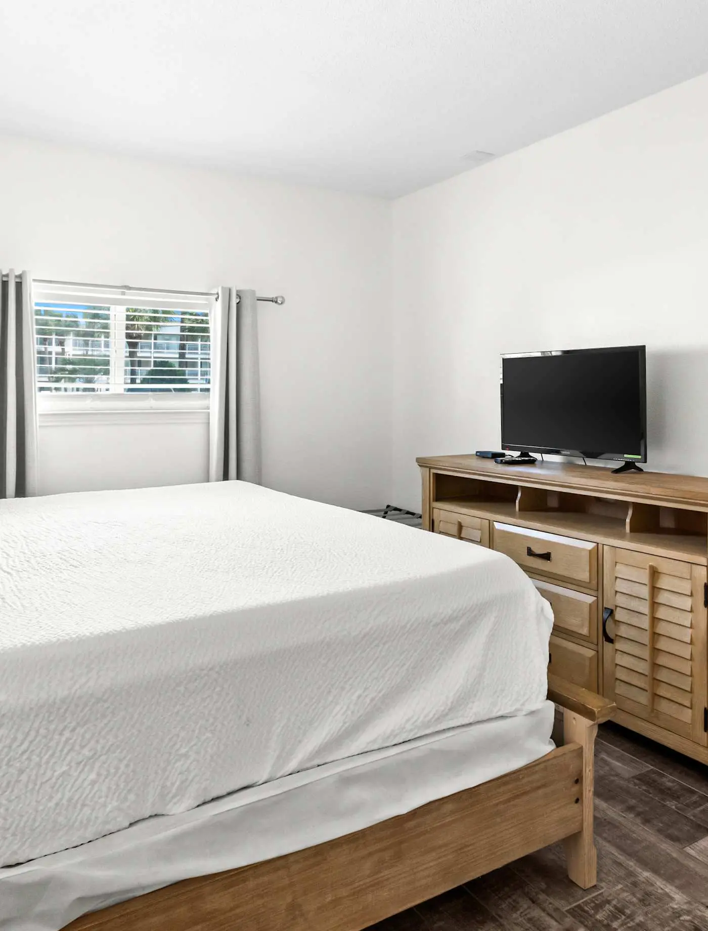 Oceanfront Condo w/ AC, WiFi, Shared Pool, & Seasonal Beach Service Rentals