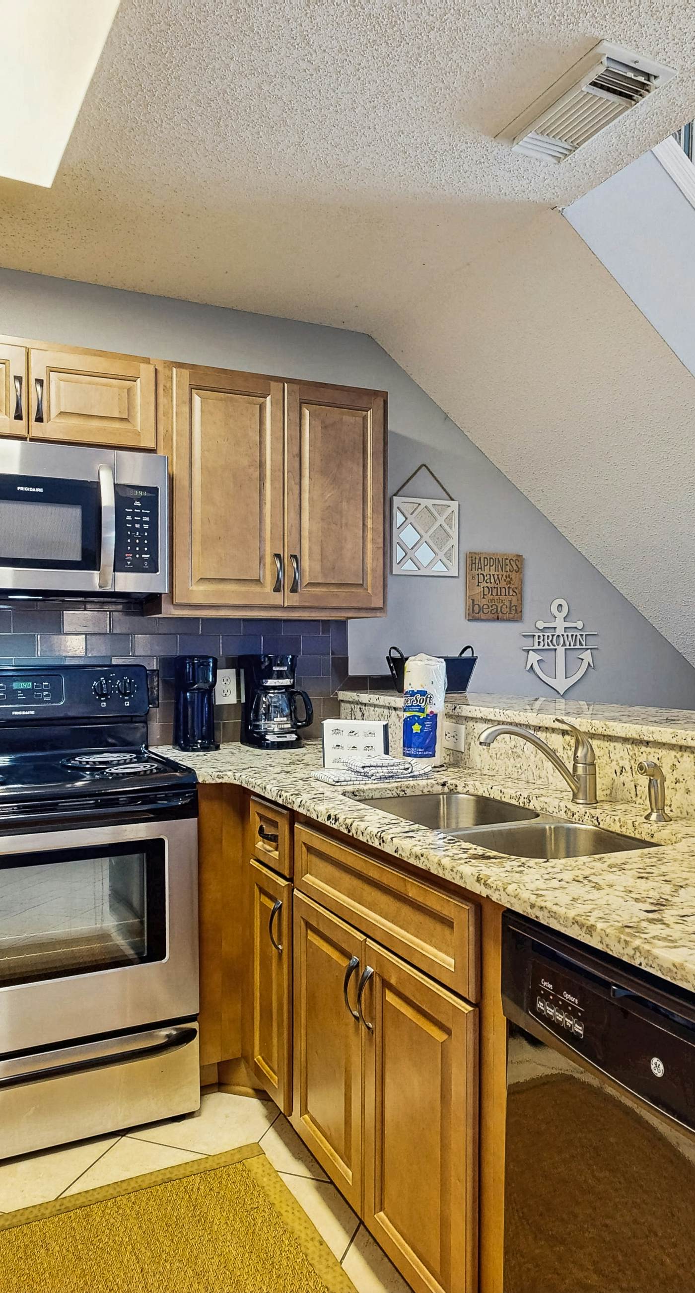 Charming Condo with Gulf View! Grill, Pools, Beach Access